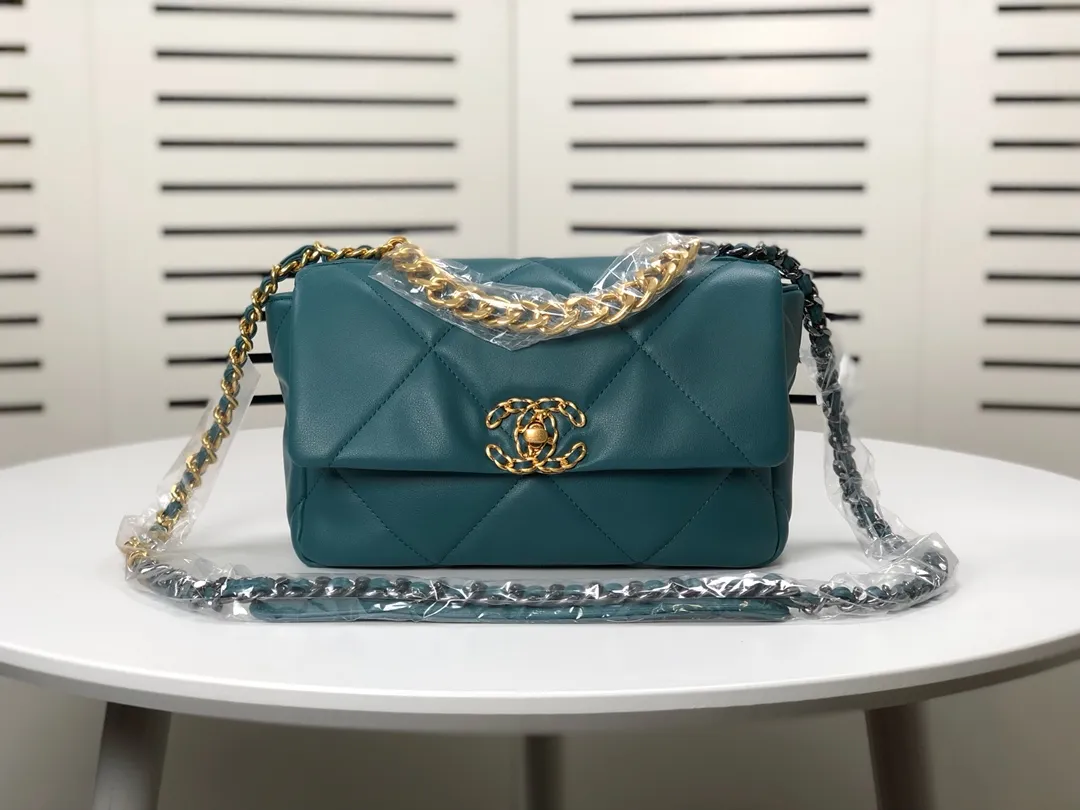💰370￥Chanel’s latest hot model in Turkish blue small size is now available📣📣Synchronized with counters🤭Imported cowhide🐂feels very soft. The upper body effect is super good, it can be carried by hand, on one shoulder or cross-body, showing the elegance and charm of women💃Hurry and get it. Style number: 9010 Size: 26*16*10cm.