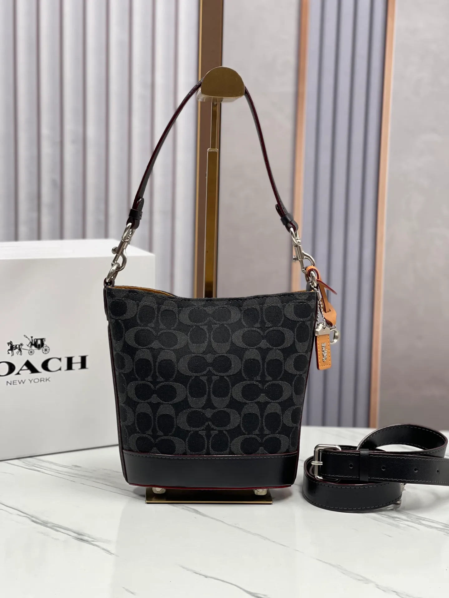 Batch 440💰coach/Coach new March new denim denim hobo bag CT132 Dakota Coach denim series is super rich. The bag is really suitable for summer. The washed and distressed fabric is a bit small. Retro black denim is super cool! Size: bottom length 15.5*height 19.5*bottom width 8 (opening: 21)