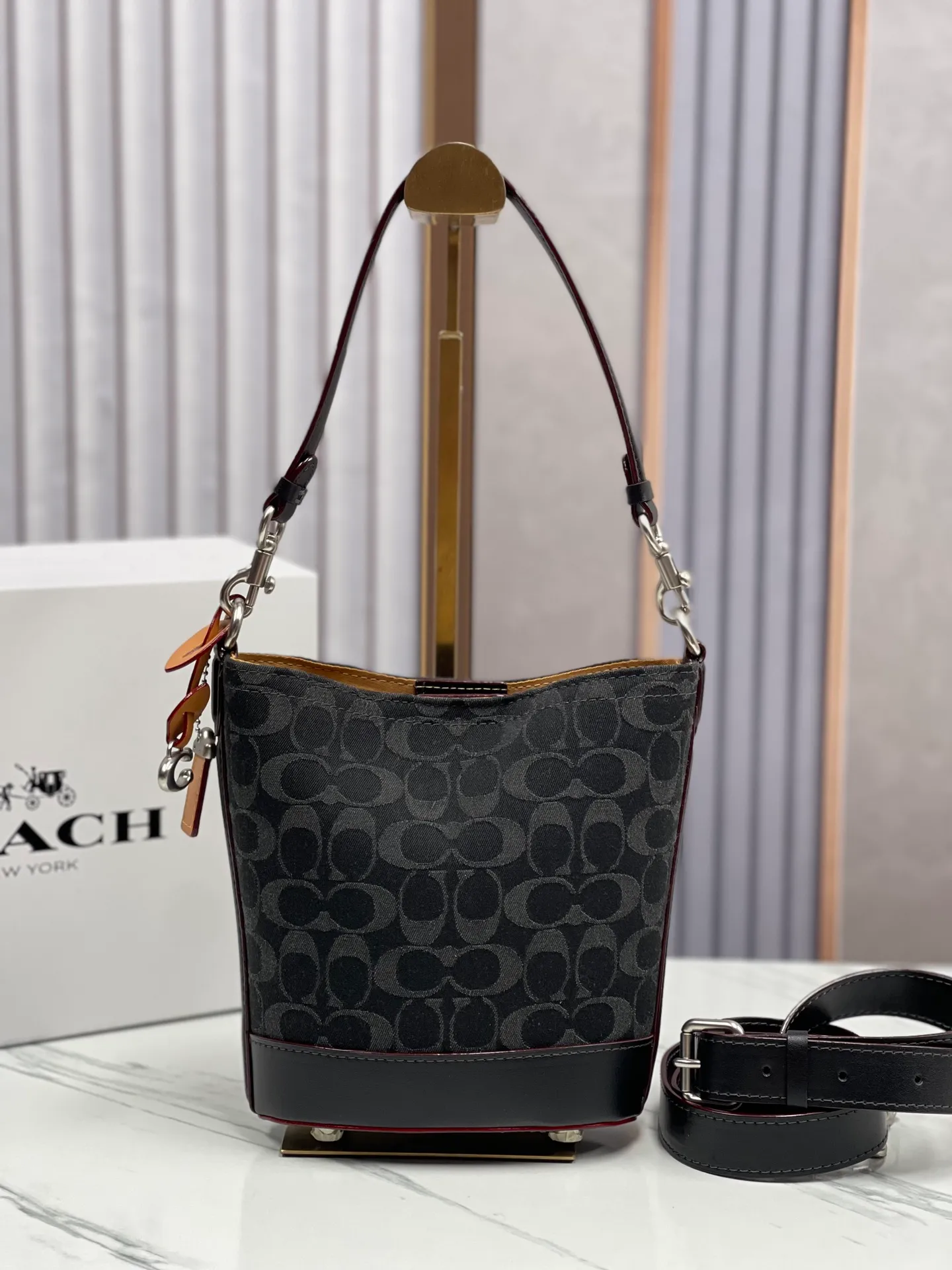 Batch 440💰coach/Coach new March new denim denim hobo bag CT132 Dakota Coach denim series is super rich. The bag is really suitable for summer. The washed and distressed fabric is a bit small. Retro black denim is super cool! Size: bottom length 15.5*height 19.5*bottom width 8 (opening: 21)