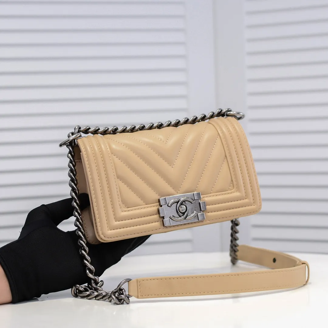 💰400￥ (Full sheepskin with original hardware) [Smile] Chanel Chanel 👑 Lambskin [Lightning] Thickened electroplated hardware accessories 🌈 The workmanship is comparable to the original order 💪 The bottom can be pinched and rebounded without trace, absolutely spot-on and real-life, fashionable and durable 💪💪 High-end quality, no pressure in and out of the drill cabinet 💏, size 20*12*7cm, style number 67085