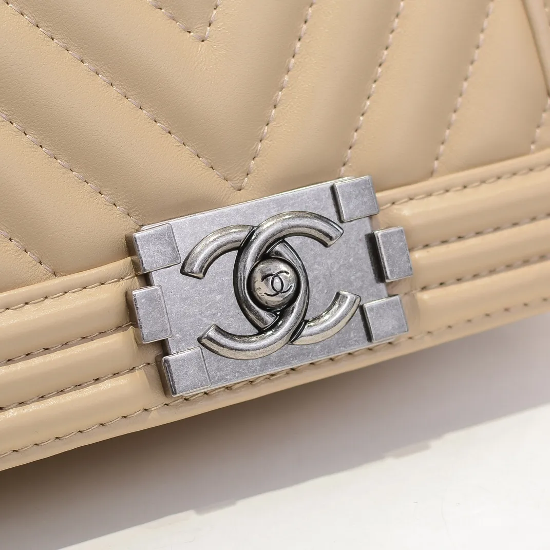 💰400￥ (Full sheepskin with original hardware) [Smile] Chanel Chanel 👑 Lambskin [Lightning] Thickened electroplated hardware accessories 🌈 The workmanship is comparable to the original order 💪 The bottom can be pinched and rebounded without trace, absolutely spot-on and real-life, fashionable and durable 💪💪 High-end quality, no pressure in and out of the drill cabinet 💏, size 20*12*7cm, style number 67085