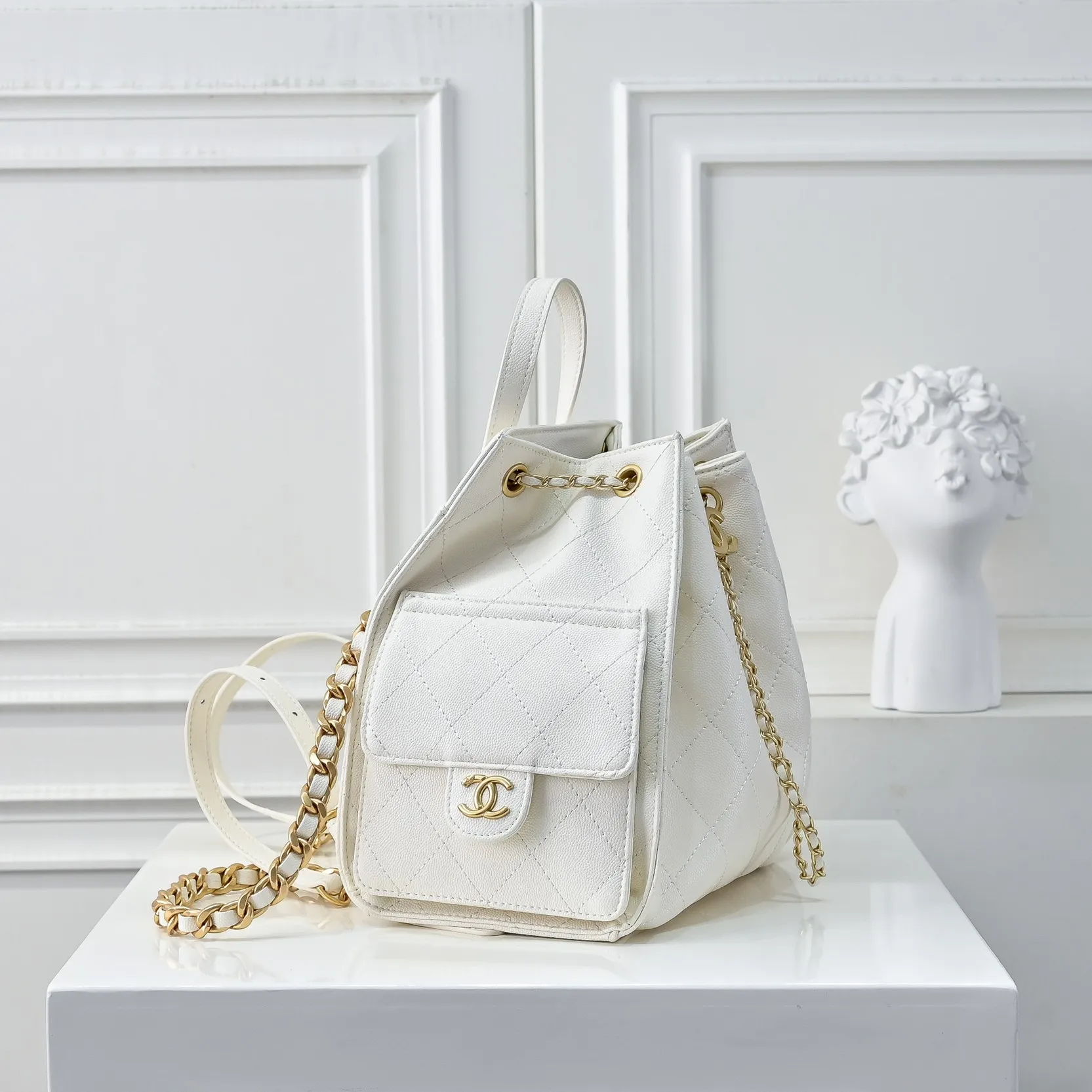 💰460￥Upgraded version of chanel 25c bag king ball pattern cowhide hobo shoulder hippie armpit bag small size retro gold coin button drawstring bucket bag + rhombus pattern + retro black gold classic chain design, full of high-end sense! A must-have for daily travel, with exquisite appearance and delicate texture, it can be easily worn in both casual and formal occasions. Size: 23-23-14 Style No.: 7017 Material: ball-grained cowhide