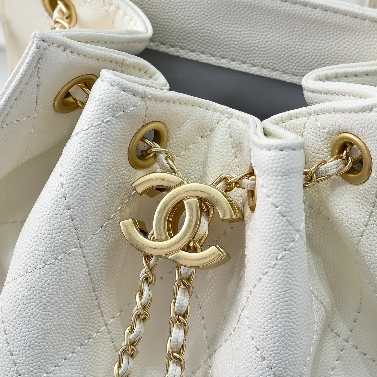💰460￥Upgraded version of chanel 25c bag king ball pattern cowhide hobo shoulder hippie armpit bag small size retro gold coin button drawstring bucket bag + rhombus pattern + retro black gold classic chain design, full of high-end sense! A must-have for daily travel, with exquisite appearance and delicate texture, it can be easily worn in both casual and formal occasions. Size: 23-23-14 Style No.: 7017 Material: ball-grained cowhide