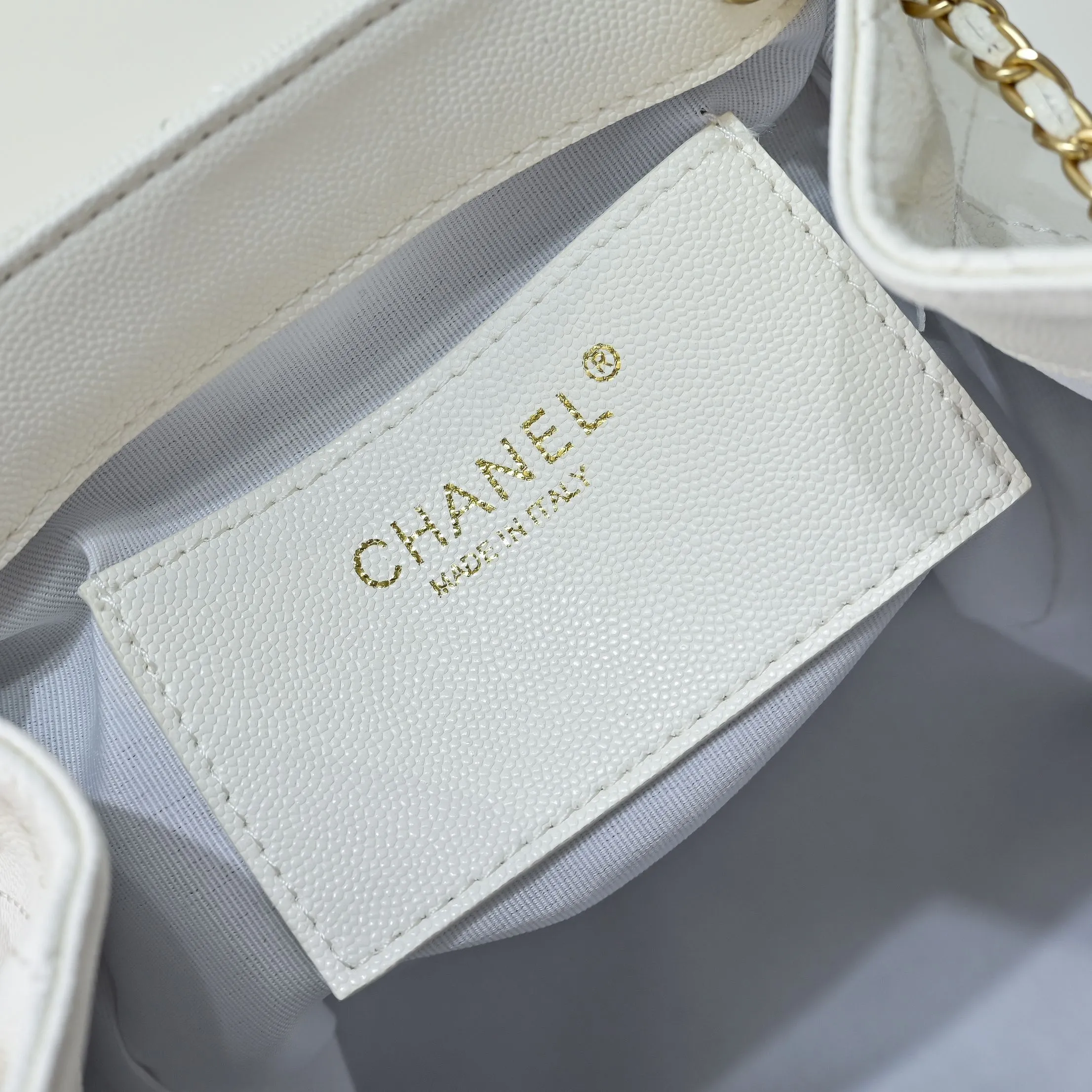 💰460￥Upgraded version of chanel 25c bag king ball pattern cowhide hobo shoulder hippie armpit bag small size retro gold coin button drawstring bucket bag + rhombus pattern + retro black gold classic chain design, full of high-end sense! A must-have for daily travel, with exquisite appearance and delicate texture, it can be easily worn in both casual and formal occasions. Size: 23-23-14 Style No.: 7017 Material: ball-grained cowhide