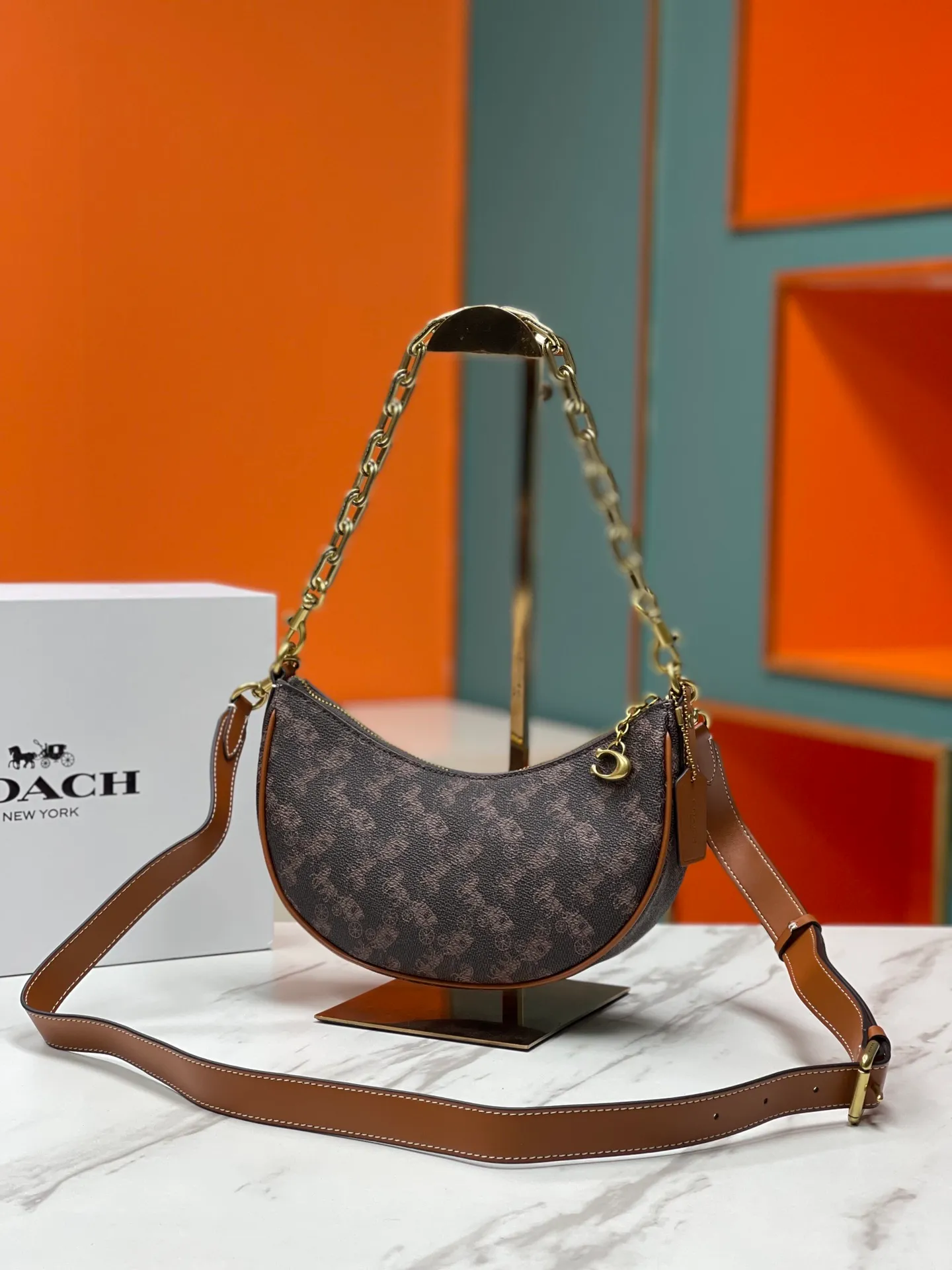 Batch 460💰Coach’s new crescent bag Mira Model CM564 Crescent bag is super popular this year! This bag type needs no further introduction. The shape of Coach’s bag is close to a semicircle, and the leather is soft. It is the most comfortable to carry on both sides. You can choose a brass chain with stitching technology, or you can choose a wide shoulder strap, which is labor-saving and stylish. Size 23.5X16X6.5