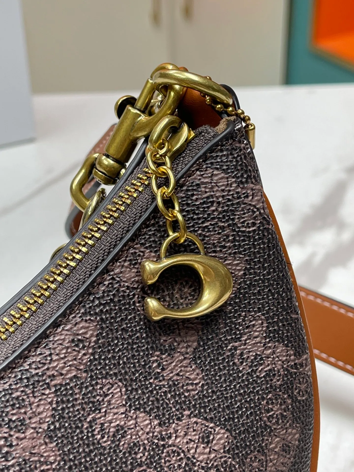 Batch 460💰Coach’s new crescent bag Mira Model CM564 Crescent bag is super popular this year! This bag type needs no further introduction. The shape of Coach’s bag is close to a semicircle, and the leather is soft. It is the most comfortable to carry on both sides. You can choose a brass chain with stitching technology, or you can choose a wide shoulder strap, which is labor-saving and stylish. Size 23.5X16X6.5