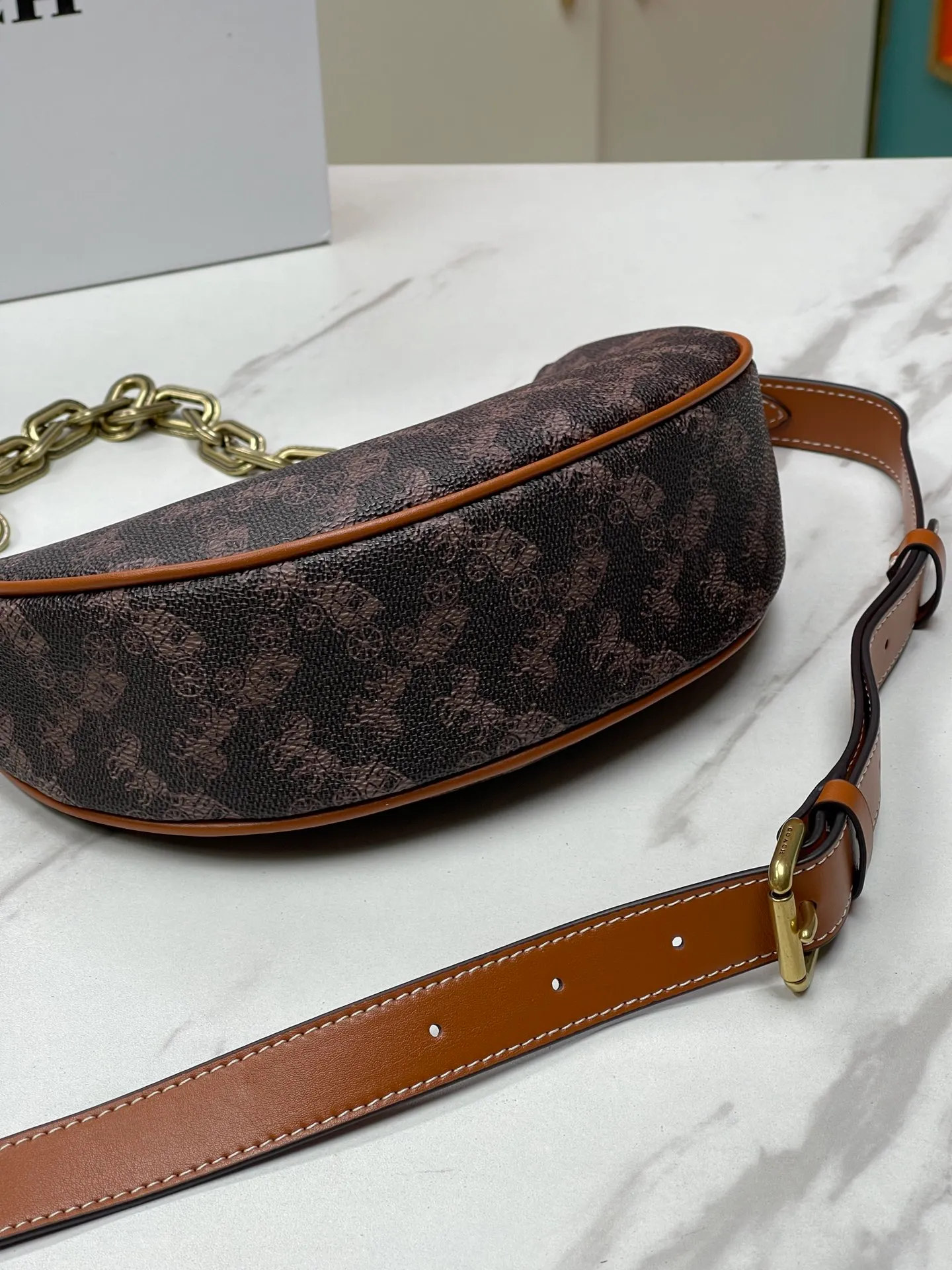 Batch 460💰Coach’s new crescent bag Mira Model CM564 Crescent bag is super popular this year! This bag type needs no further introduction. The shape of Coach’s bag is close to a semicircle, and the leather is soft. It is the most comfortable to carry on both sides. You can choose a brass chain with stitching technology, or you can choose a wide shoulder strap, which is labor-saving and stylish. Size 23.5X16X6.5