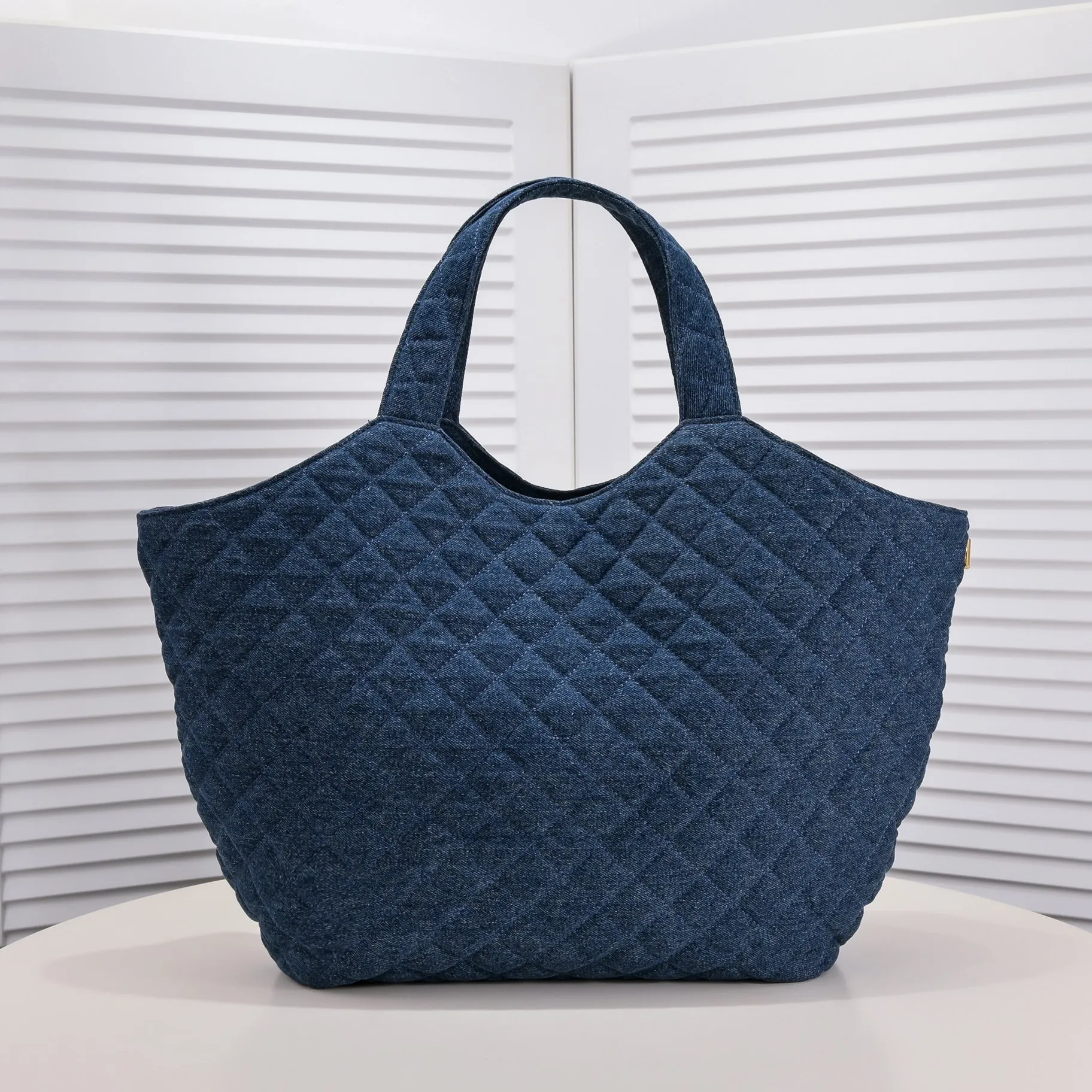 💰440￥𝗖𝗛𝗔𝗡𝗘𝗟 With the rise of the "little waste bag" trend, the sizes of major brand bags are getting smaller and smaller. While fashionable people carry their concave shapes, they often have to prepare a large handbag to hold mobile phones, water bottles, umbrellas and other daily items. It seems that they have heard everyone's needs. This season, 𝗖𝗛𝗔𝗡𝗘𝗟家 has launched a new bag IC that is said to be "able to hold everything in life" ARE, whose name originates from the Greek mythological figure - Icarus, is a three-dimensional monogram in the center of the Napa sheepskin. It is avant-garde and aura. The creative director of 𝗖𝗛𝗔𝗡𝗘𝗟 also said that this handbag will soon become the brand's most eye-catching new style. For people who cannot rely on small handbags for daily travel, Icare's spacious large-capacity design and simple and clean shape must be very suitable for you! Model: 9094 Large bag size: opening width 58cm, bottom width 47cm, height (with wrist) 61cm, bottom side width 8cm Small bag size: 27x13x8cm