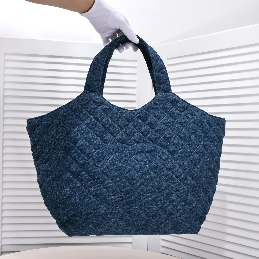 💰440￥𝗖𝗛𝗔𝗡𝗘𝗟 With the rise of the "little waste bag" trend, the sizes of major brand bags are getting smaller and smaller. While fashionable people carry their concave shapes, they often have to prepare a large handbag to hold mobile phones, water bottles, umbrellas and other daily items. It seems that they have heard everyone's needs. This season, 𝗖𝗛𝗔𝗡𝗘𝗟家 has launched a new bag IC that is said to be "able to hold everything in life" ARE, whose name originates from the Greek mythological figure - Icarus, is a three-dimensional monogram in the center of the Napa sheepskin. It is avant-garde and aura. The creative director of 𝗖𝗛𝗔𝗡𝗘𝗟 also said that this handbag will soon become the brand's most eye-catching new style. For people who cannot rely on small handbags for daily travel, Icare's spacious large-capacity design and simple and clean shape must be very suitable for you! Model: 9094 Large bag size: opening width 58cm, bottom width 47cm, height (with wrist) 61cm, bottom side width 8cm Small bag size: 27x13x8cm