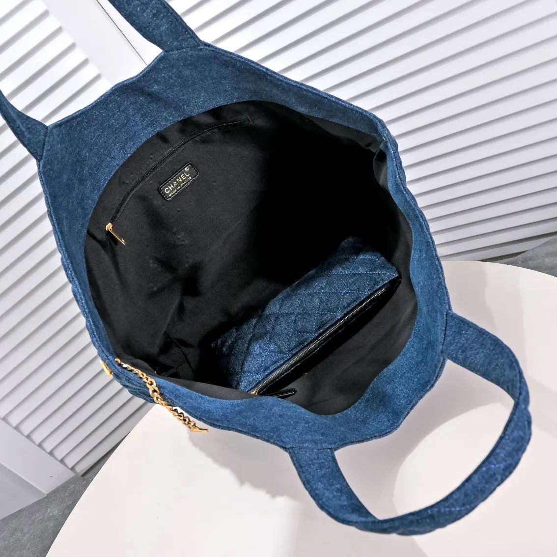 💰440￥𝗖𝗛𝗔𝗡𝗘𝗟 With the rise of the "little waste bag" trend, the sizes of major brand bags are getting smaller and smaller. While fashionable people carry their concave shapes, they often have to prepare a large handbag to hold mobile phones, water bottles, umbrellas and other daily items. It seems that they have heard everyone's needs. This season, 𝗖𝗛𝗔𝗡𝗘𝗟家 has launched a new bag IC that is said to be "able to hold everything in life" ARE, whose name originates from the Greek mythological figure - Icarus, is a three-dimensional monogram in the center of the Napa sheepskin. It is avant-garde and aura. The creative director of 𝗖𝗛𝗔𝗡𝗘𝗟 also said that this handbag will soon become the brand's most eye-catching new style. For people who cannot rely on small handbags for daily travel, Icare's spacious large-capacity design and simple and clean shape must be very suitable for you! Model: 9094 Large bag size: opening width 58cm, bottom width 47cm, height (with wrist) 61cm, bottom side width 8cm Small bag size: 27x13x8cm
