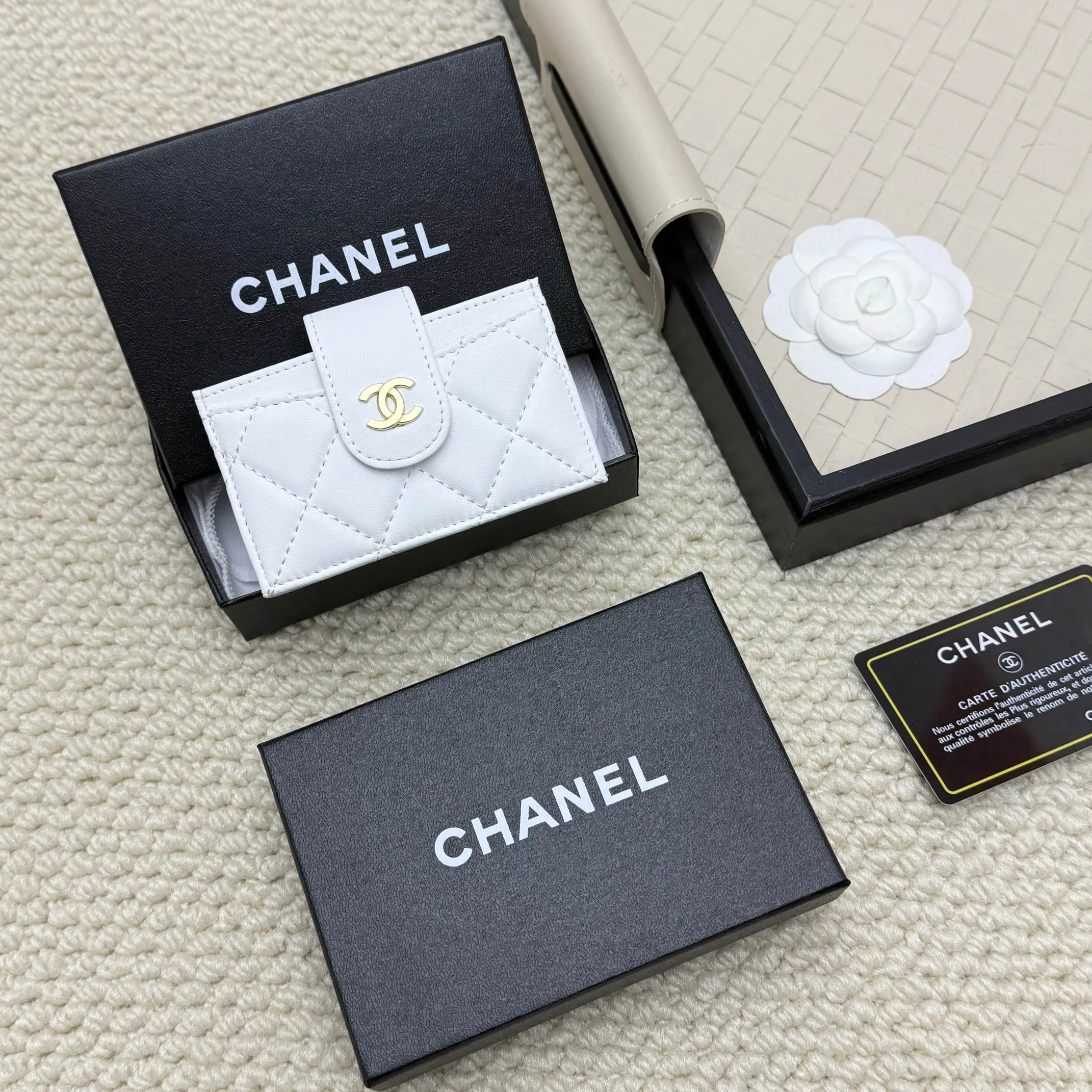 💰130 CHANEL Caviar Sheepskin Accord Card Holder, this card holder is different from ordinary card holders, with an accordion design [色色R], you can easily see each card without having to pull it out. The entire card holder has a total of six card slots, four of which can hold many cards😘😘😘 It is so beautiful, Xiangxiang is really good at designing this card holder, number AT600. Dimensions: Width 10*Height 6*Thickness 2