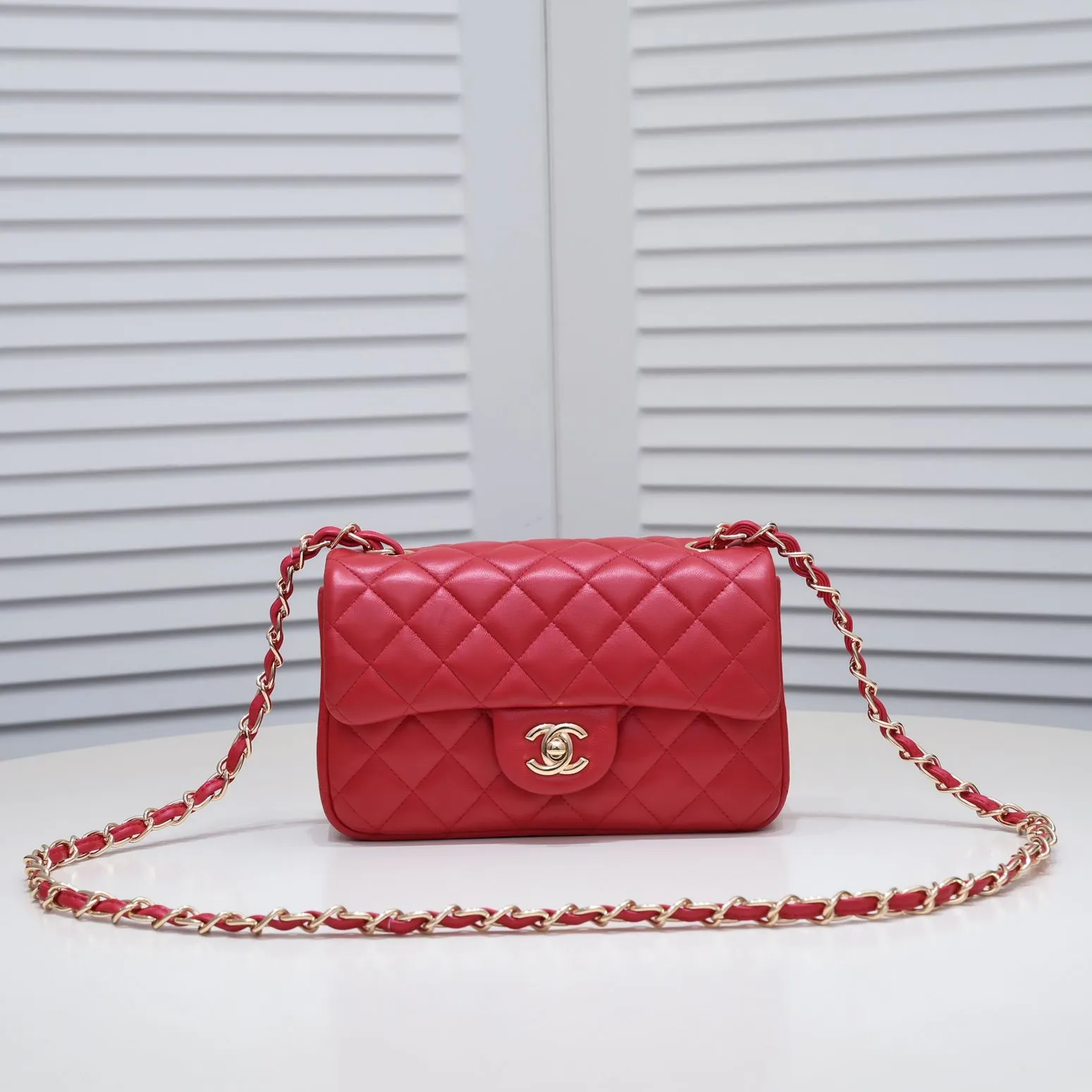 💰320￥Bright red CF versatile lambskin🌹 Chanel💃🏻‼ ️Eternal classic style [shy] noble temperament💃🏻favorite of celebrities🌟soft leather and high-end👍counter hardware exquisite workmanship to reject flaws [strong] both dazzling and feminine 😝[strong] luxurious and durable🌟Size: 20*14*7cm Style number: 1116