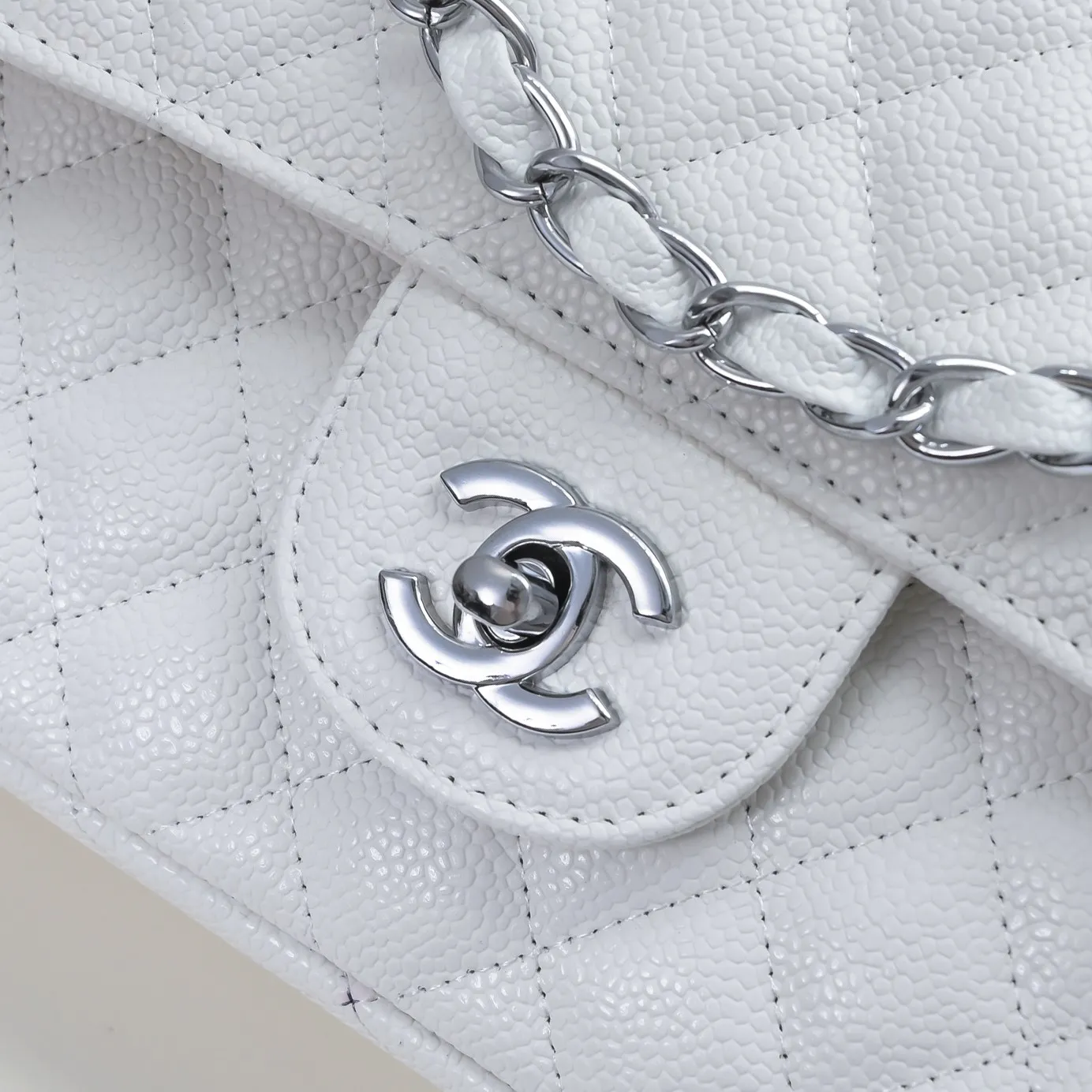 💰420￥Chanel,...Palace-level poison👏...Overseas original factory CF2.55...😱 Absolutely the top-notch caviar ball-grain cowhide you have never seen...✨Real K gold➰Gold buckle✨👑 The line spacing is perfectly consistent. The side of the bag is perfectly streamlined👏..It must have such a texture to be perfect💋 Follow the 9-pin diamond pattern. The flip cover is smooth and seamless ☑️ Strong visual three-dimensional effect 🔱 The diamond pattern is full and delicate 💑 It is super smooth, soft and comfortable to use 👒 CF is a must-have for girls. Size: 25.5*16*6.5cm. Style number: 1112 ball pattern