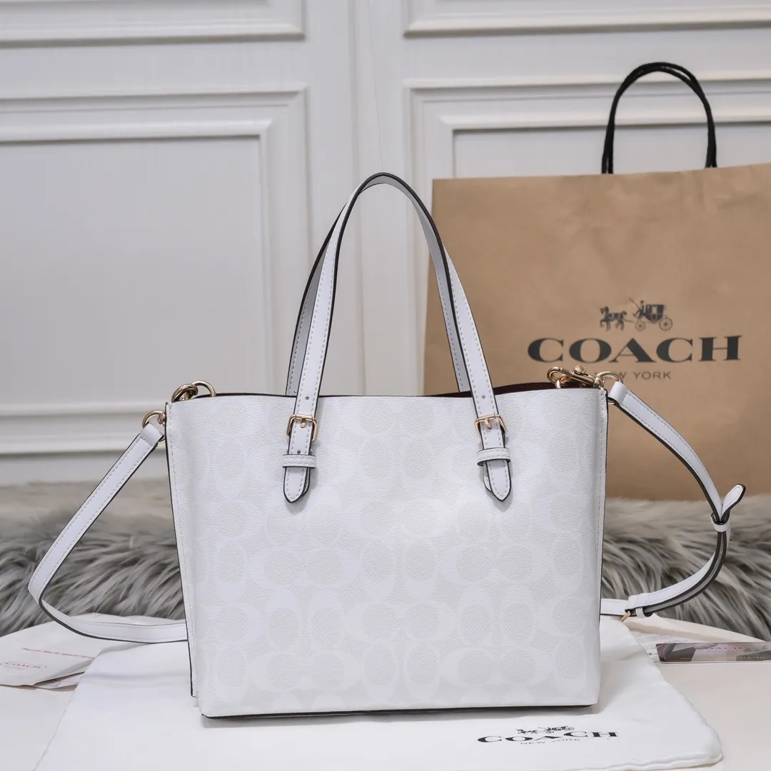 P340 [Top original order] Coach's new Mollie tote tote bag, small size c4250. Small tote bags are very popular recently~ It has a tote shape and is very delicate and compact. The presbyopic color is particularly classic, and the compartment has a zipper, which is very practical! Size:25*19*12cm