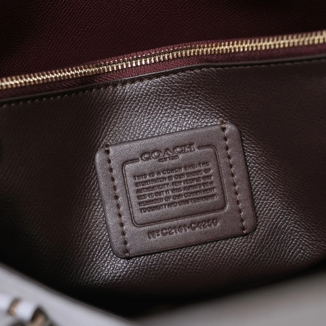 P340 [Top original order] Coach's new Mollie tote tote bag, small size c4250. Small tote bags are very popular recently~ It has a tote shape and is very delicate and compact. The presbyopic color is particularly classic, and the compartment has a zipper, which is very practical! Size:25*19*12cm