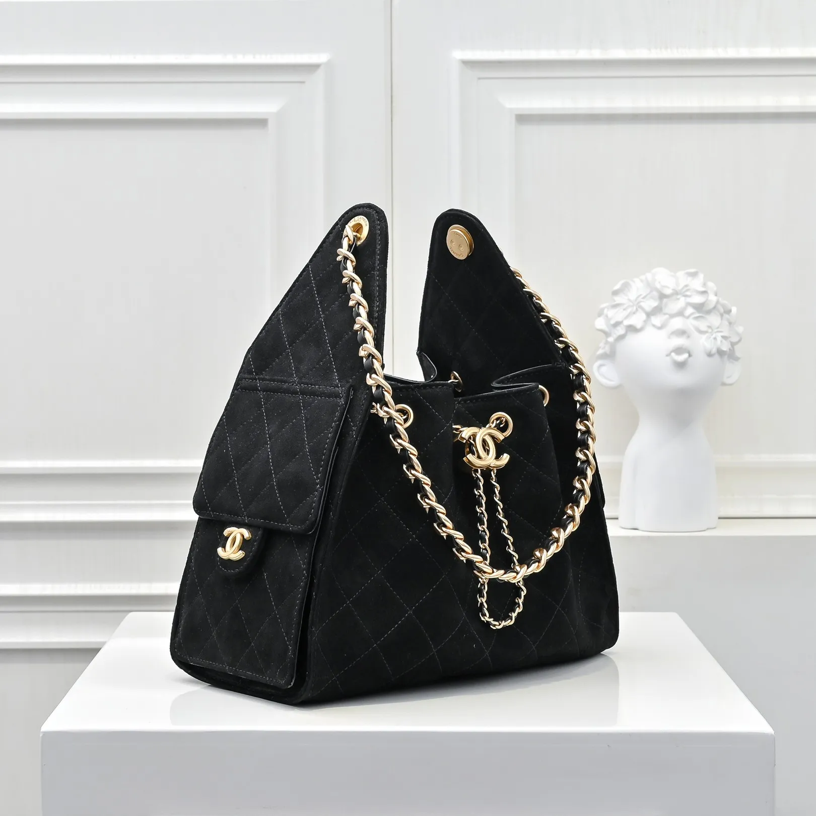 💰540￥Upgraded version of chanel 25c matte cowhide hobo armpit bag hippie armpit bag small retro gold coin button drawstring bucket bag + rhombus pattern + retro black gold classic chain design, full of high-end sense! A must-have for daily travel, with exquisite appearance and delicate texture, it can be easily worn in both casual and formal occasions. Size: 30x26x14cm Style No.: 7071 Material: Matte