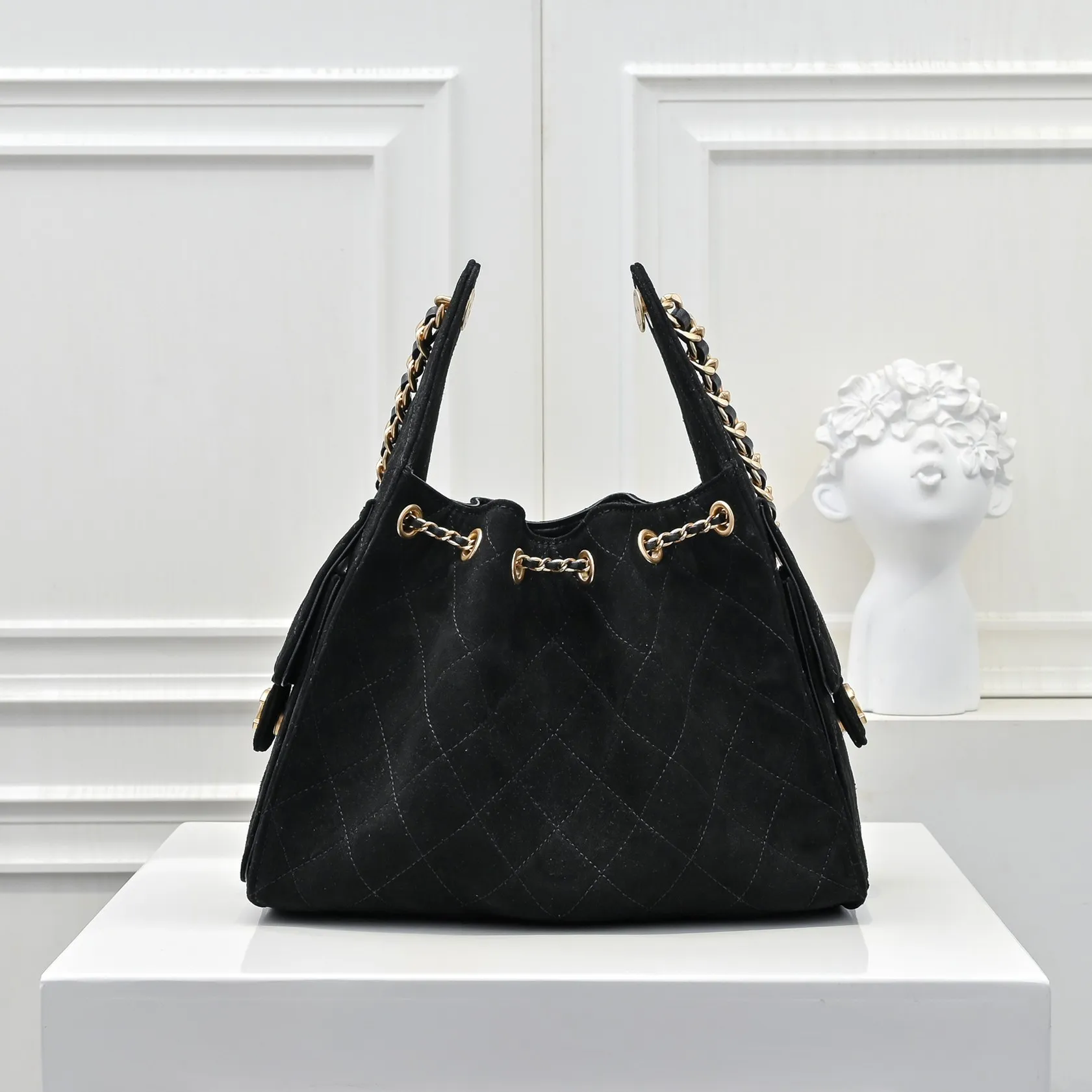 💰540￥Upgraded version of chanel 25c matte cowhide hobo armpit bag hippie armpit bag small retro gold coin button drawstring bucket bag + rhombus pattern + retro black gold classic chain design, full of high-end sense! A must-have for daily travel, with exquisite appearance and delicate texture, it can be easily worn in both casual and formal occasions. Size: 30x26x14cm Style No.: 7071 Material: Matte