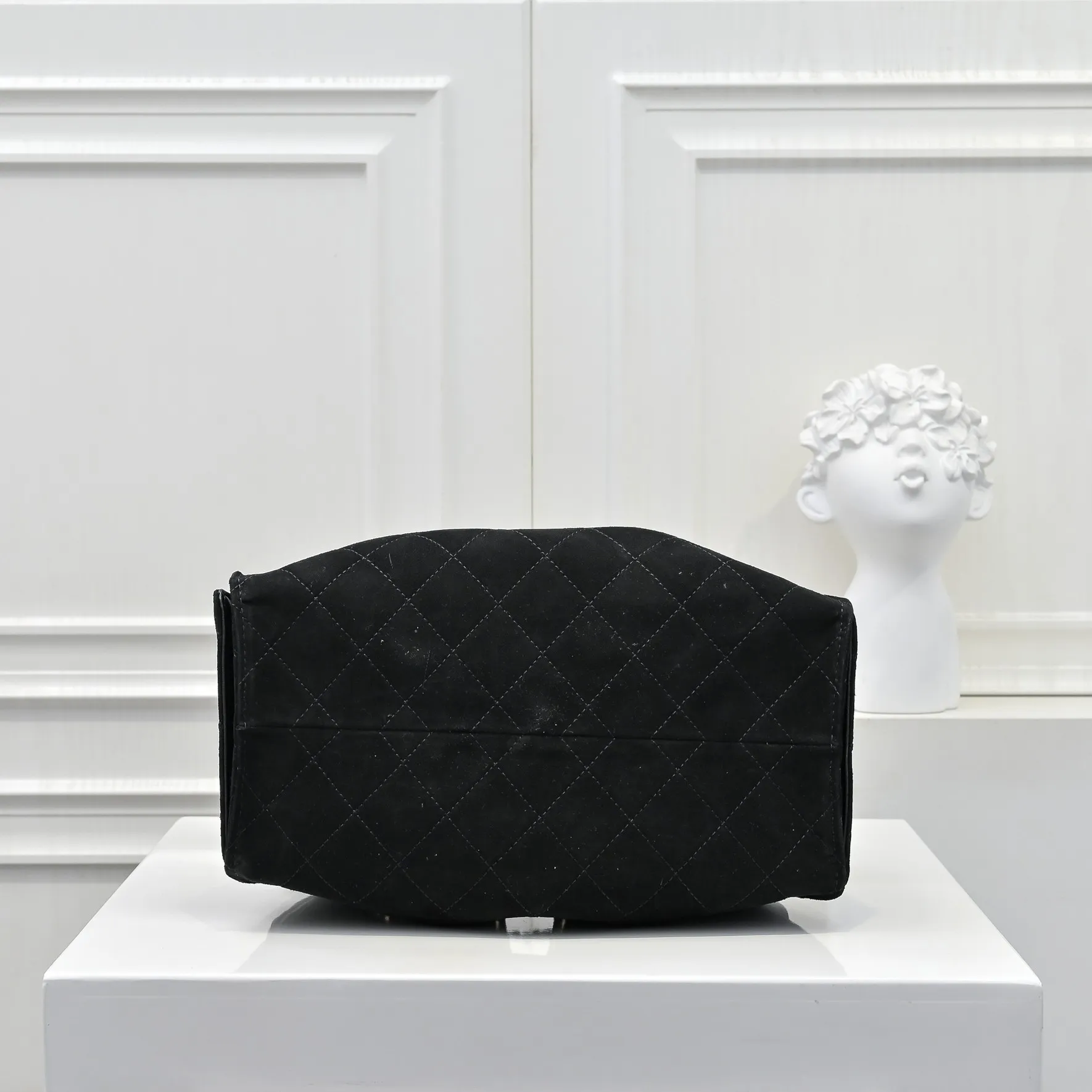 💰540￥Upgraded version of chanel 25c matte cowhide hobo armpit bag hippie armpit bag small retro gold coin button drawstring bucket bag + rhombus pattern + retro black gold classic chain design, full of high-end sense! A must-have for daily travel, with exquisite appearance and delicate texture, it can be easily worn in both casual and formal occasions. Size: 30x26x14cm Style No.: 7071 Material: Matte