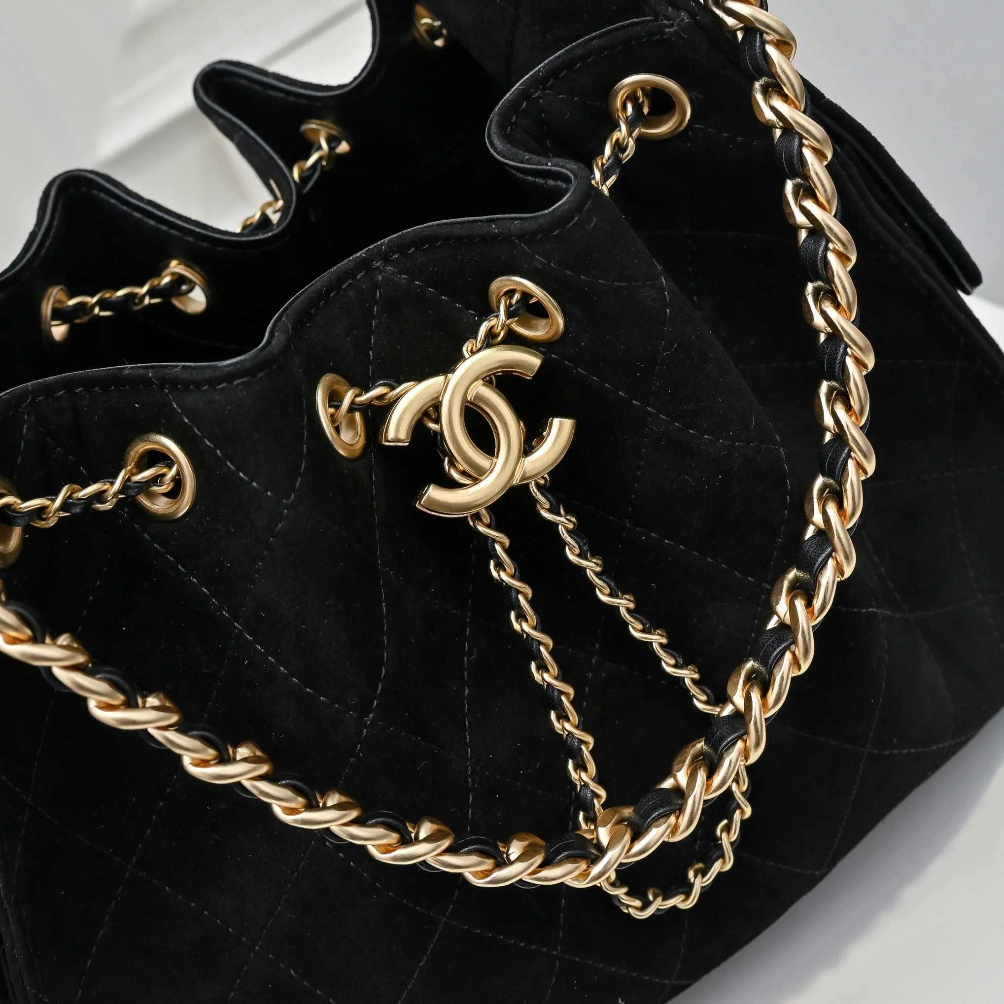 💰540￥Upgraded version of chanel 25c matte cowhide hobo armpit bag hippie armpit bag small retro gold coin button drawstring bucket bag + rhombus pattern + retro black gold classic chain design, full of high-end sense! A must-have for daily travel, with exquisite appearance and delicate texture, it can be easily worn in both casual and formal occasions. Size: 30x26x14cm Style No.: 7071 Material: Matte