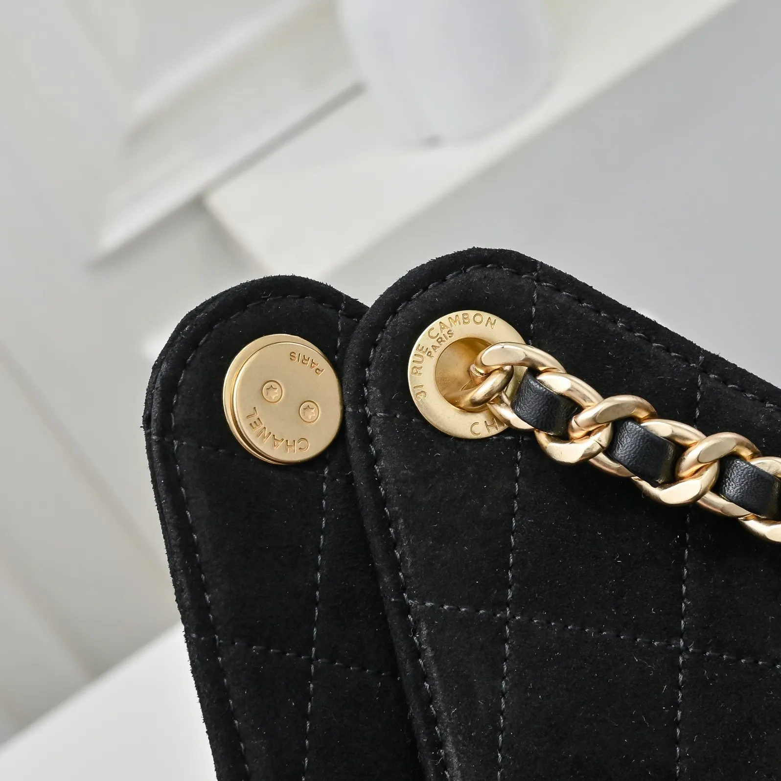 💰540￥Upgraded version of chanel 25c matte cowhide hobo armpit bag hippie armpit bag small retro gold coin button drawstring bucket bag + rhombus pattern + retro black gold classic chain design, full of high-end sense! A must-have for daily travel, with exquisite appearance and delicate texture, it can be easily worn in both casual and formal occasions. Size: 30x26x14cm Style No.: 7071 Material: Matte