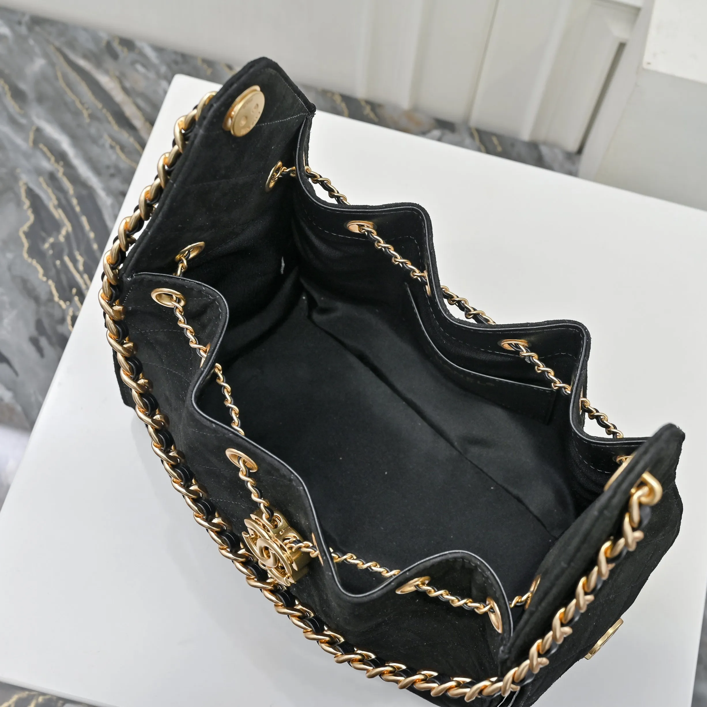 💰540￥Upgraded version of chanel 25c matte cowhide hobo armpit bag hippie armpit bag small retro gold coin button drawstring bucket bag + rhombus pattern + retro black gold classic chain design, full of high-end sense! A must-have for daily travel, with exquisite appearance and delicate texture, it can be easily worn in both casual and formal occasions. Size: 30x26x14cm Style No.: 7071 Material: Matte