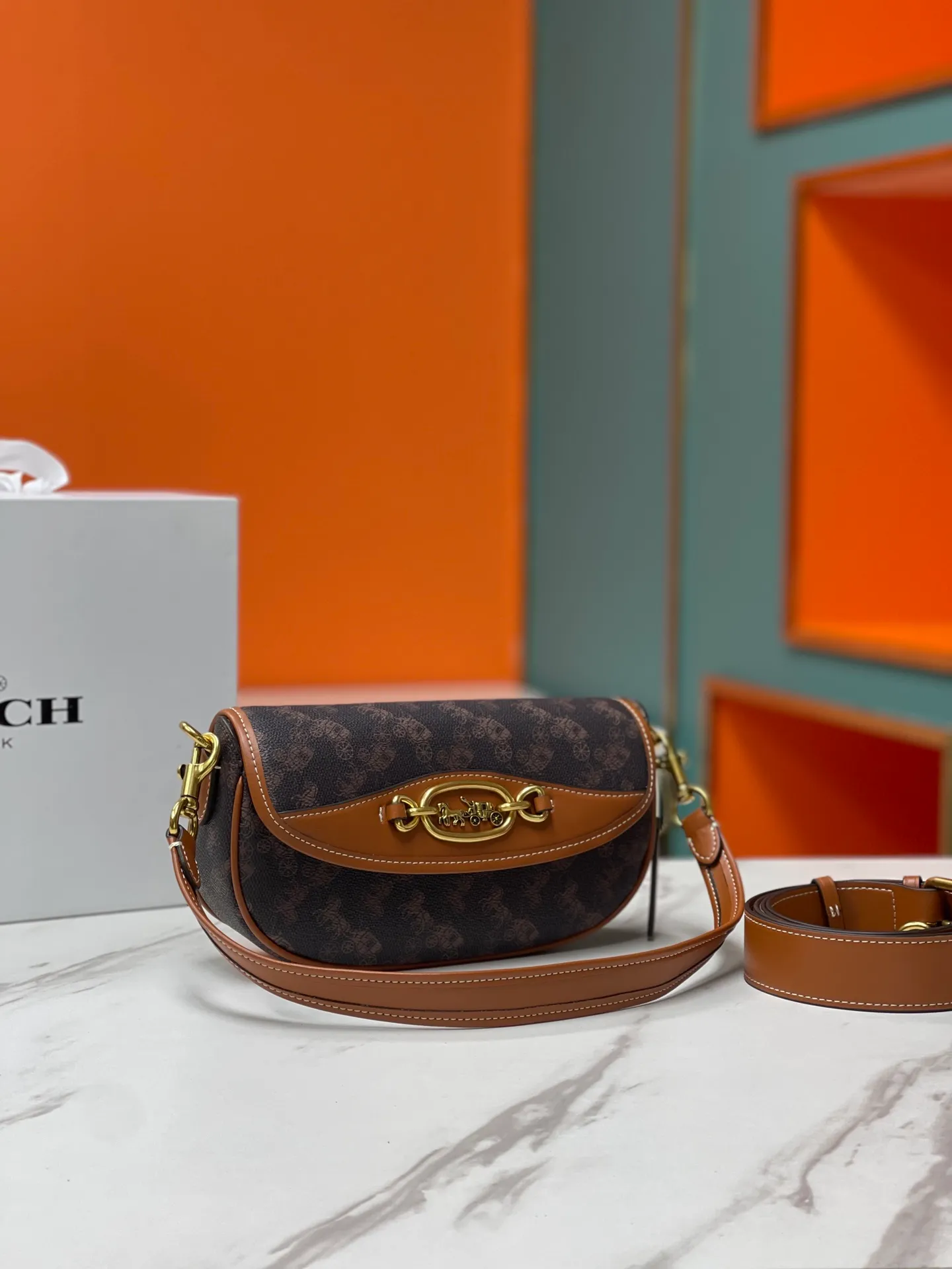 Batch 440💰coach/Coach new women's saddle bag CR511 shoulder cross-body handbag HARLEY23 retro lock bag armpit bag size: 22*13*5