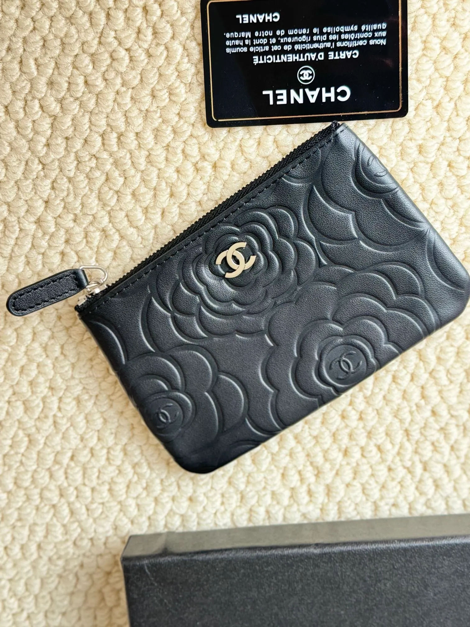 💰130 chanel has a fresh design, with an exquisite replica feel, very beautiful, the latest in 2023 on the official website🆕Card holder. The caviar medium ball grain cowhide is scratch-resistant and has a super glossy feel. It is troublesome to carry a bag that is too big in summer. It is suitable for putting in a mini bag and convenient for carrying in your pocket😍 The bag has a zipper, which is super practical. You can also put cards, change, coins, and keys inside! Style number: 82365 Size: 15*8.5 Color: Camellia
