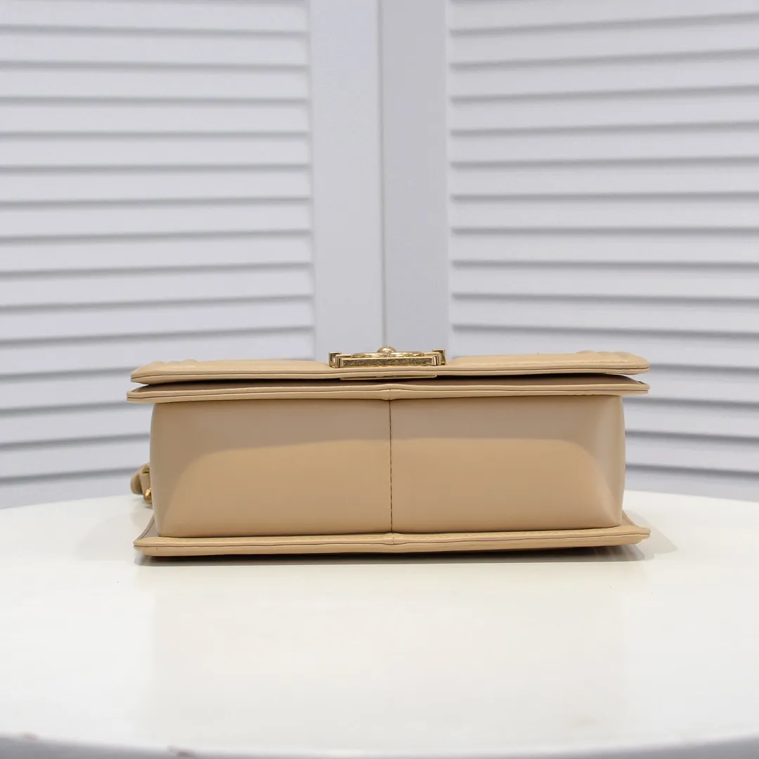 💰420￥ (Full sheepskin with original hardware) [Smile] Chanel Chanel 👑 Lambskin [Lightning] Thickened electroplated hardware accessories 🌈 The workmanship is comparable to the original order 💪 The bottom can be pinched and rebounded without trace, absolutely spot-on and real-life, fashionable and durable 💪💪 High-end quality, no pressure in and out of the drill cabinet 💏, size 25*15*8cm, style number: 67086 gold slip
