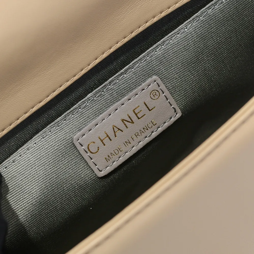 💰420￥ (Full sheepskin with original hardware) [Smile] Chanel Chanel 👑 Lambskin [Lightning] Thickened electroplated hardware accessories 🌈 The workmanship is comparable to the original order 💪 The bottom can be pinched and rebounded without trace, absolutely spot-on and real-life, fashionable and durable 💪💪 High-end quality, no pressure in and out of the drill cabinet 💏, size 25*15*8cm, style number: 67086 gold slip