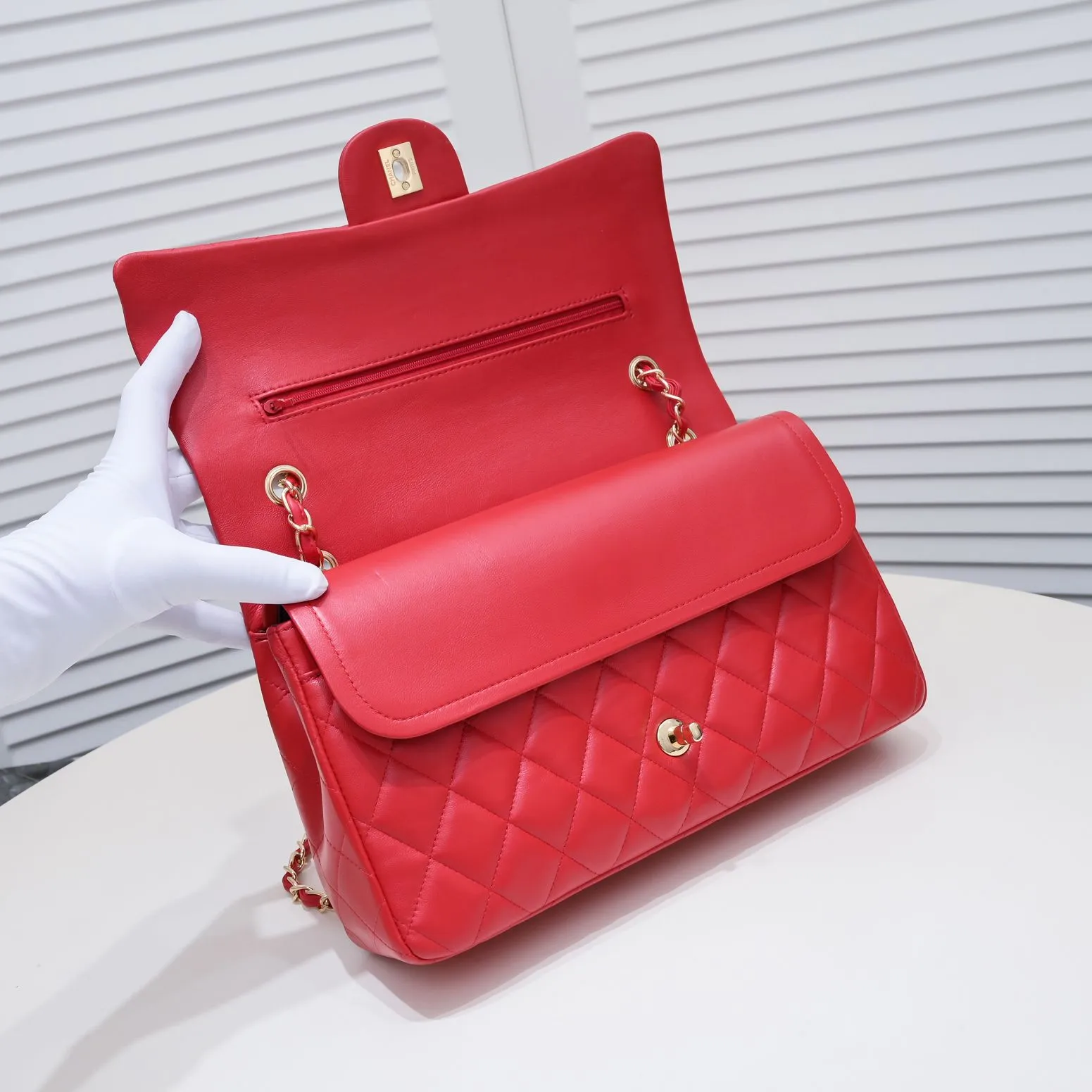 💰460￥Big red [color] Chanel [color] century classic, carefully crafted with exquisite workmanship of every stitch and thread, imported sheepskin with original hardware, full rhombus 💯The shape of the whole bag is particularly perfect in softness 👍👍😔😔Classic and irresistible, size: 30X18X8cm, style number: 1113