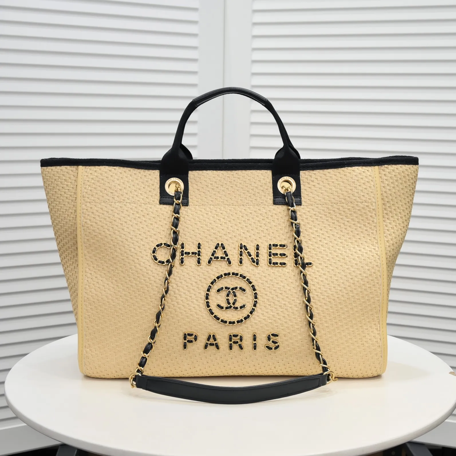 💰440￥Chanel｜21 new straw beach bag🏖️ Straw shopping bag! 2021Ss spring and summer straw beach bag, integrated with fur, continues the 19th year element logo beach shopping bag, it is simply a great combination of the century, showing that the classic elements of Xiaoxiang style are not outdated! ! Straw woven shopping bag 🏖️The only thought I have when I see it is that I can’t wait to take it to the beach for vacation⛱️ The style can be either salty or sweet, easy to find, not too beautiful, full of summer flavor, perfect score for fashion‼ ️ Size: 38*32*18cn Style number: 9060