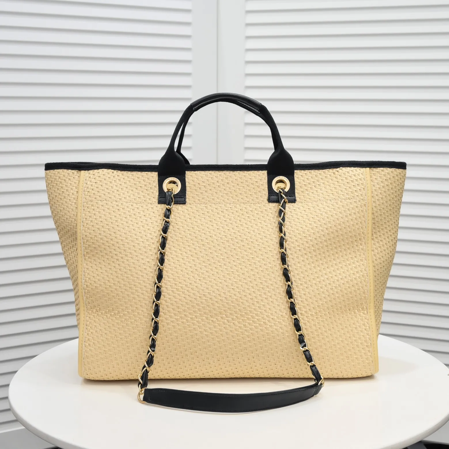 💰440￥Chanel｜21 new straw beach bag🏖️ Straw shopping bag! 2021Ss spring and summer straw beach bag, integrated with fur, continues the 19th year element logo beach shopping bag, it is simply a great combination of the century, showing that the classic elements of Xiaoxiang style are not outdated! ! Straw woven shopping bag 🏖️The only thought I have when I see it is that I can’t wait to take it to the beach for vacation⛱️ The style can be either salty or sweet, easy to find, not too beautiful, full of summer flavor, perfect score for fashion‼ ️ Size: 38*32*18cn Style number: 9060