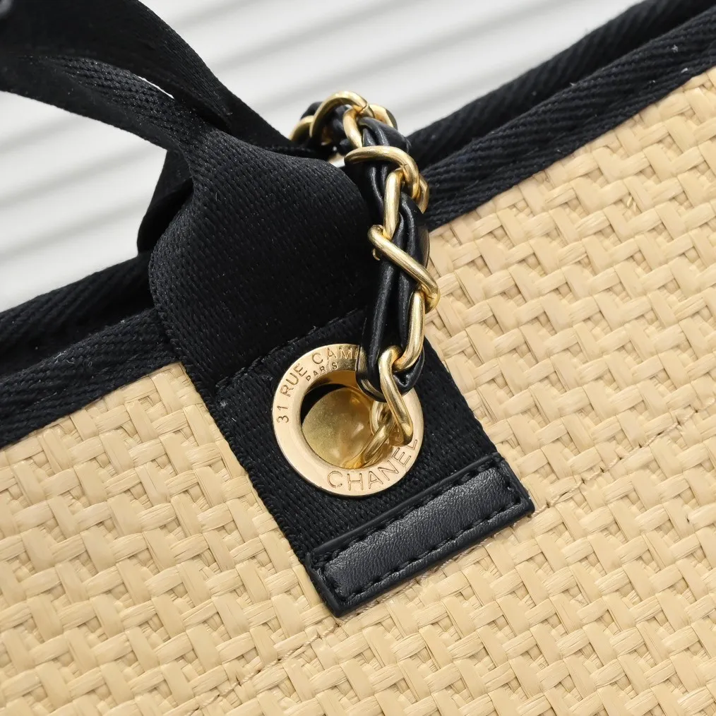 💰440￥Chanel｜21 new straw beach bag🏖️ Straw shopping bag! 2021Ss spring and summer straw beach bag, integrated with fur, continues the 19th year element logo beach shopping bag, it is simply a great combination of the century, showing that the classic elements of Xiaoxiang style are not outdated! ! Straw woven shopping bag 🏖️The only thought I have when I see it is that I can’t wait to take it to the beach for vacation⛱️ The style can be either salty or sweet, easy to find, not too beautiful, full of summer flavor, perfect score for fashion‼ ️ Size: 38*32*18cn Style number: 9060