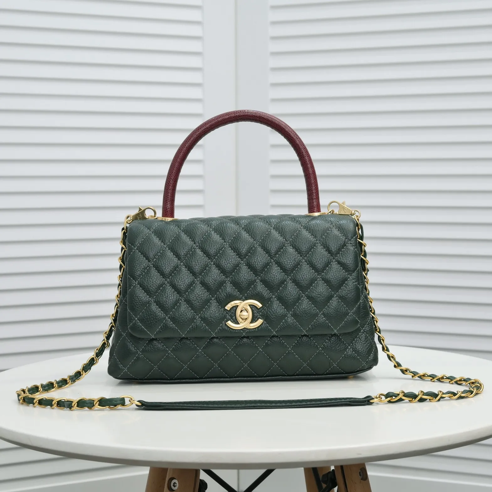 💰440￥Dark green with red hand for Chanel💥Uniquely designed buckle flap bag that can be used as a shoulder or hand carry🙌Purchased imported first-layer cowhide🐂Lychee patternⓂ️Unique material with upgraded version All imported gilt hardware💍💍💍Top masters😜Purely handmade and meticulously crafted😏You will be dressed up with a high-end [Chanel] to make you graceful and radiant💃Always fashionable Style number: 92992 Size: 28*17*9cm