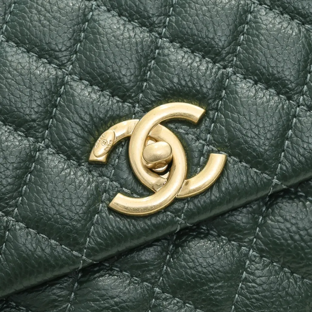 💰440￥Dark green with red hand for Chanel💥Uniquely designed buckle flap bag that can be used as a shoulder or hand carry🙌Purchased imported first-layer cowhide🐂Lychee patternⓂ️Unique material with upgraded version All imported gilt hardware💍💍💍Top masters😜Purely handmade and meticulously crafted😏You will be dressed up with a high-end [Chanel] to make you graceful and radiant💃Always fashionable Style number: 92992 Size: 28*17*9cm