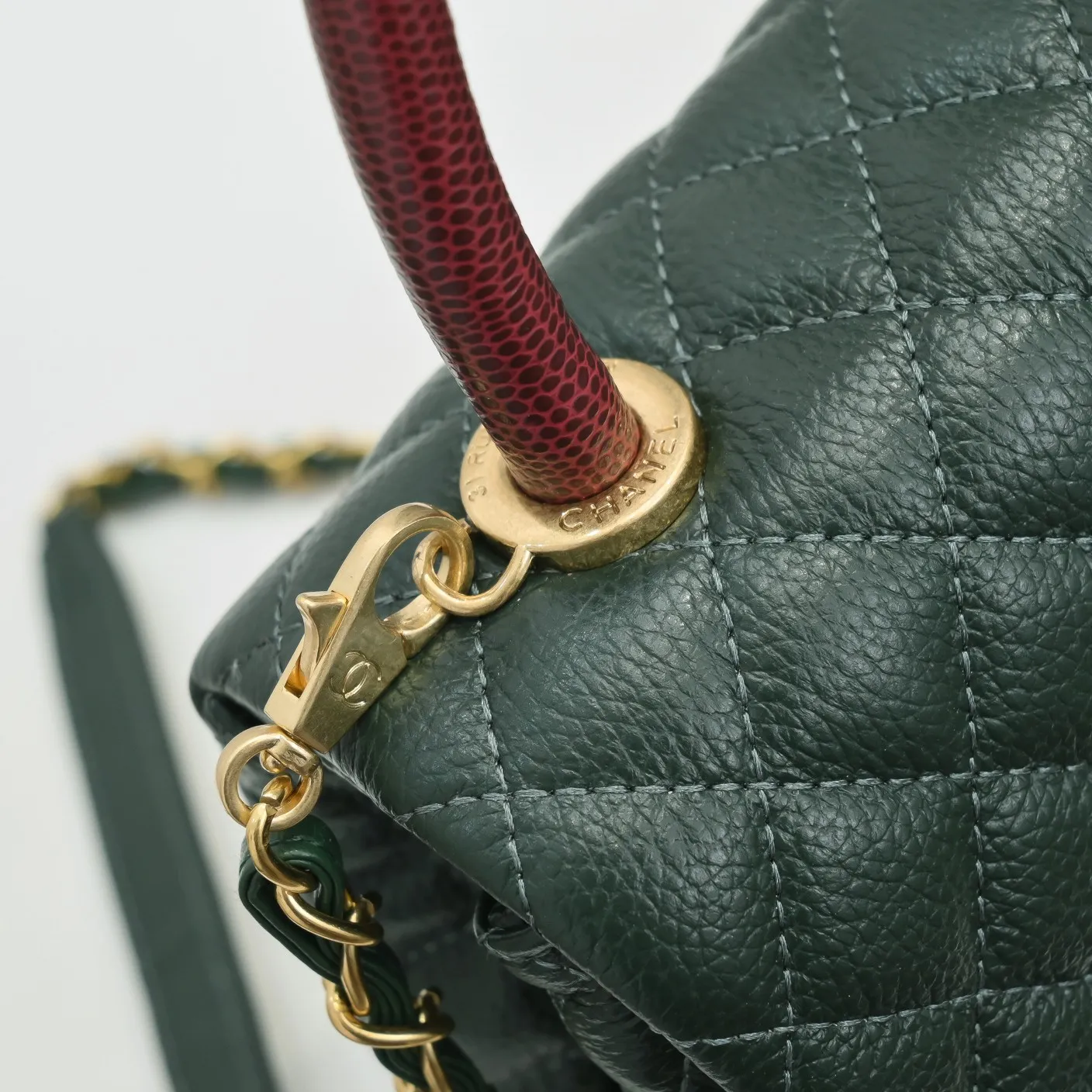 💰440￥Dark green with red hand for Chanel💥Uniquely designed buckle flap bag that can be used as a shoulder or hand carry🙌Purchased imported first-layer cowhide🐂Lychee patternⓂ️Unique material with upgraded version All imported gilt hardware💍💍💍Top masters😜Purely handmade and meticulously crafted😏You will be dressed up with a high-end [Chanel] to make you graceful and radiant💃Always fashionable Style number: 92992 Size: 28*17*9cm