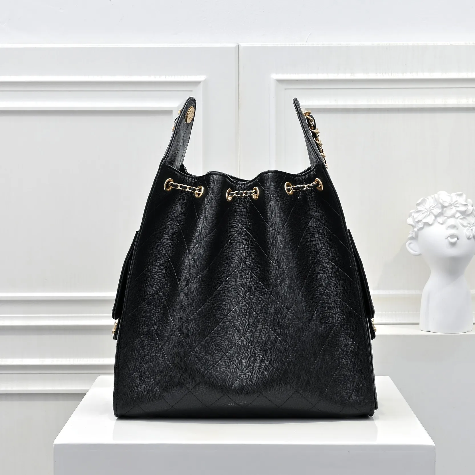 💰580￥ Large upgraded version chanel 25c bag king ball grain leather hobo armpit bag hippie armpit bag large retro gold coin button drawstring bucket bag + rhombus pattern + retro black gold classic chain design, full of high-end sense! A must-have for daily travel, with exquisite appearance and delicate texture, it can be easily worn in both casual and formal occasions. Size: 40x30x15cm Style No.: 7073 Material: Ball-grained cowhide