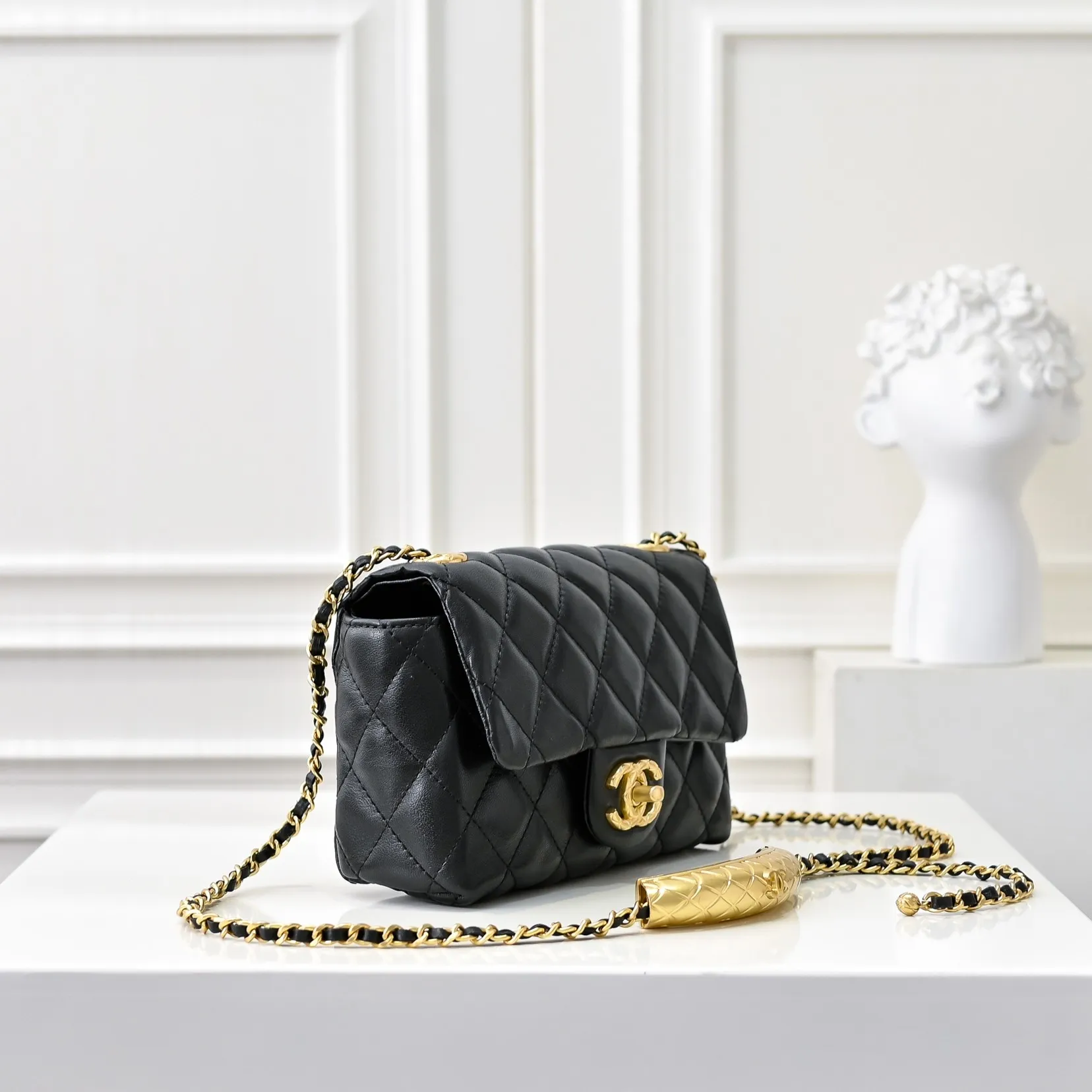💰430￥👑Chanel24B’s latest metal adjustable flap bag, the shoulder strap can be adjusted in a variety of carrying methods, it can be worn on one shoulder or cross-body. I love it. The texture of the lambskin is really soft! Size: 19x12cm, style number: 1218