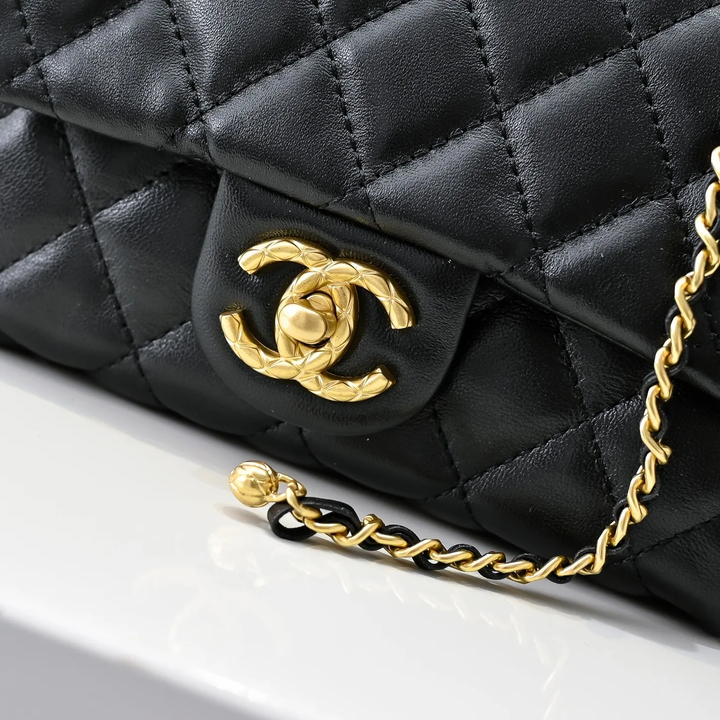💰430￥👑Chanel24B’s latest metal adjustable flap bag, the shoulder strap can be adjusted in a variety of carrying methods, it can be worn on one shoulder or cross-body. I love it. The texture of the lambskin is really soft! Size: 19x12cm, style number: 1218