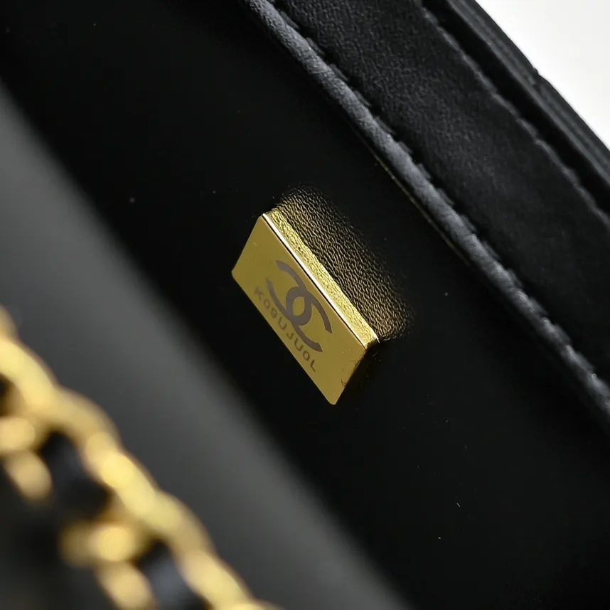 💰430￥👑Chanel24B’s latest metal adjustable flap bag, the shoulder strap can be adjusted in a variety of carrying methods, it can be worn on one shoulder or cross-body. I love it. The texture of the lambskin is really soft! Size: 19x12cm, style number: 1218