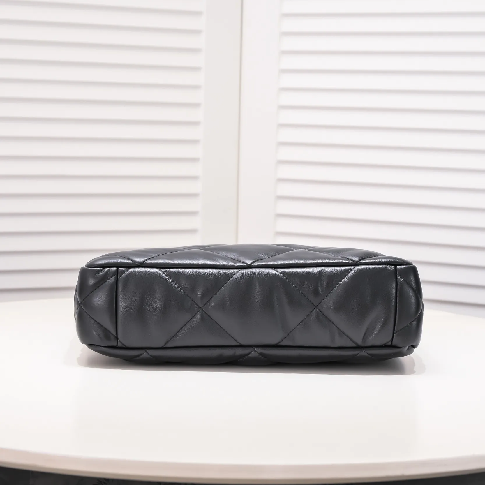 💰480￥Large size AS9088 𝗖𝗛𝗔𝗡𝗘𝗟 𝟮𝟮𝗕 19𝑩𝑨𝑮 𝑻𝒐𝒕𝒆 black gold Italian 🇮🇹 first-grade [GR] lambskin🐑, with a delicate and soft feel, classic diamond pattern design and leather-clad metal chain, gold comes with a sense of luxury, this season's most classic black gold design, gathering all the elements of 19, super exquisite, soft and glutinous. A large bag of fried chicken is practical, deconstructing the classic bag shape, reshaping the trend and fashion, making people shine at a glance, a ten-year-old style. Size: 30*37*10cm