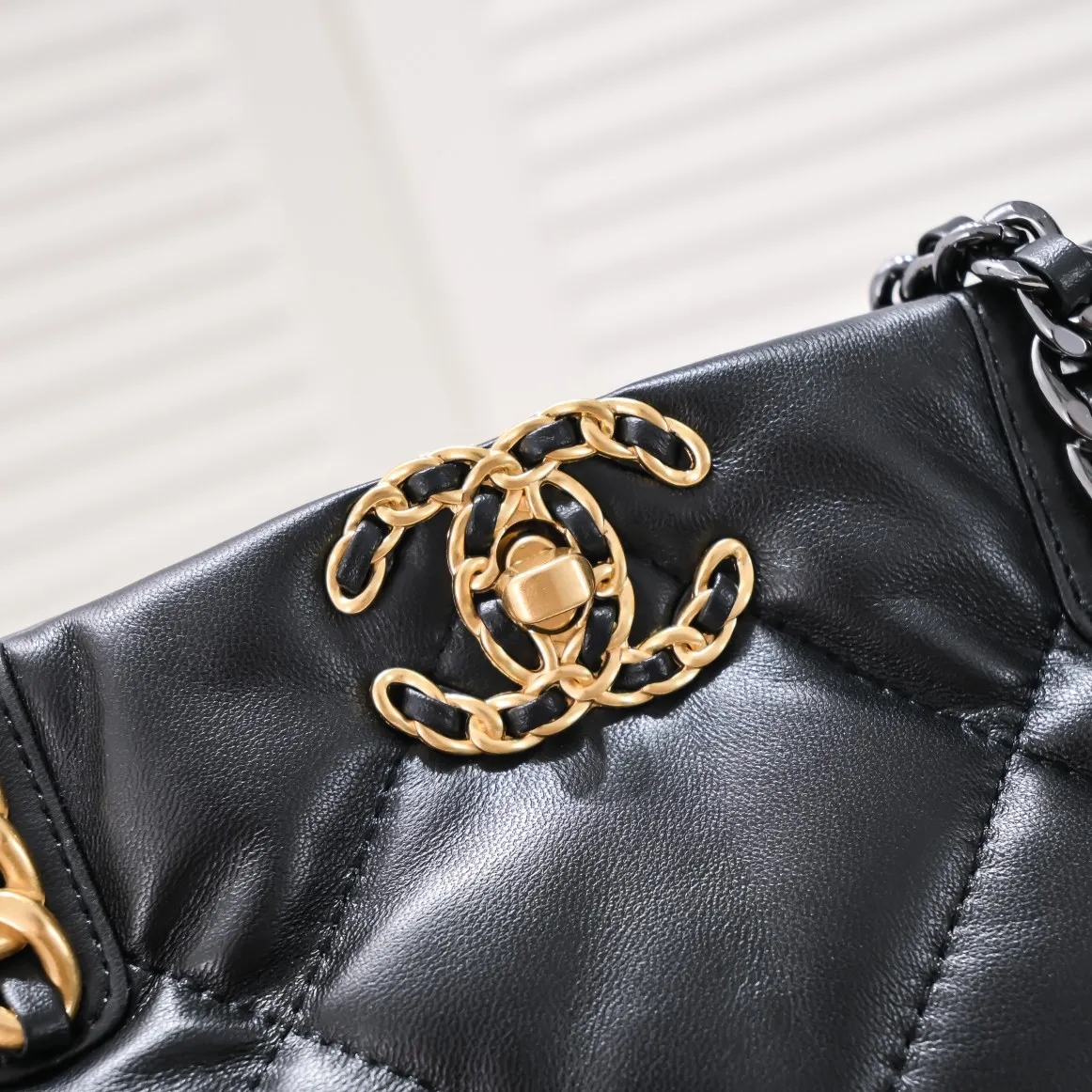 💰480￥Large size AS9088 𝗖𝗛𝗔𝗡𝗘𝗟 𝟮𝟮𝗕 19𝑩𝑨𝑮 𝑻𝒐𝒕𝒆 black gold Italian 🇮🇹 first-grade [GR] lambskin🐑, with a delicate and soft feel, classic diamond pattern design and leather-clad metal chain, gold comes with a sense of luxury, this season's most classic black gold design, gathering all the elements of 19, super exquisite, soft and glutinous. A large bag of fried chicken is practical, deconstructing the classic bag shape, reshaping the trend and fashion, making people shine at a glance, a ten-year-old style. Size: 30*37*10cm