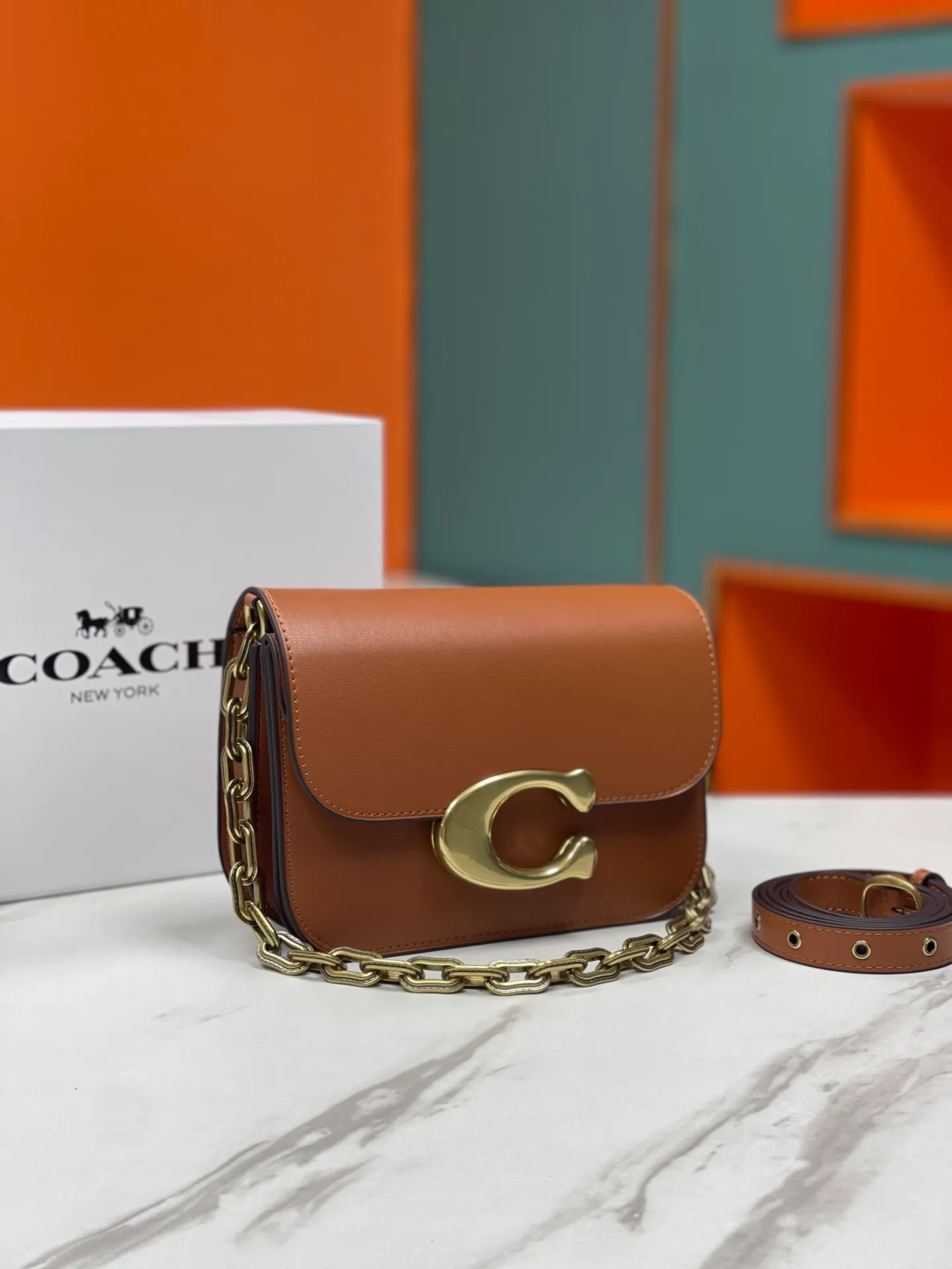 Top original order p500💰💃Coach’s latest crossbody bag💐 model CM587. The shoulder strap design has a full score of 100. The leather detachable shoulder strap is also equipped with a retro old chain + leather shoulder strap. The big brand logo C is particularly obvious. The accordion-style compartment is lined with three large compartments of Napa sheepskin and a zipper compartment. The texture is very good! #coach新的 #chain包 Size 21CM