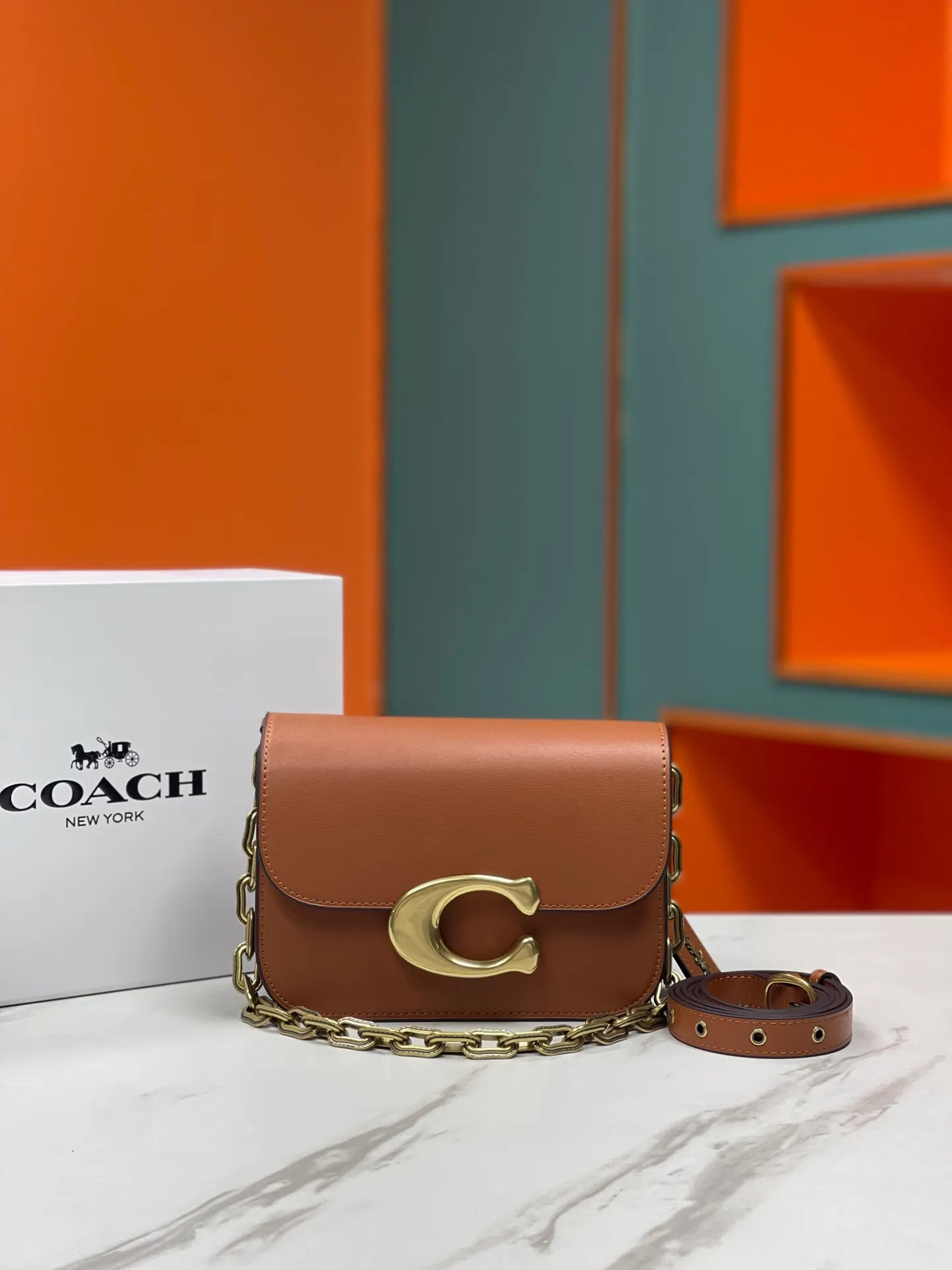 Top original order p500💰💃Coach’s latest crossbody bag💐 model CM587. The shoulder strap design has a full score of 100. The leather detachable shoulder strap is also equipped with a retro old chain + leather shoulder strap. The big brand logo C is particularly obvious. The accordion-style compartment is lined with three large compartments of Napa sheepskin and a zipper compartment. The texture is very good! #coach新的 #chain包 Size 21CM