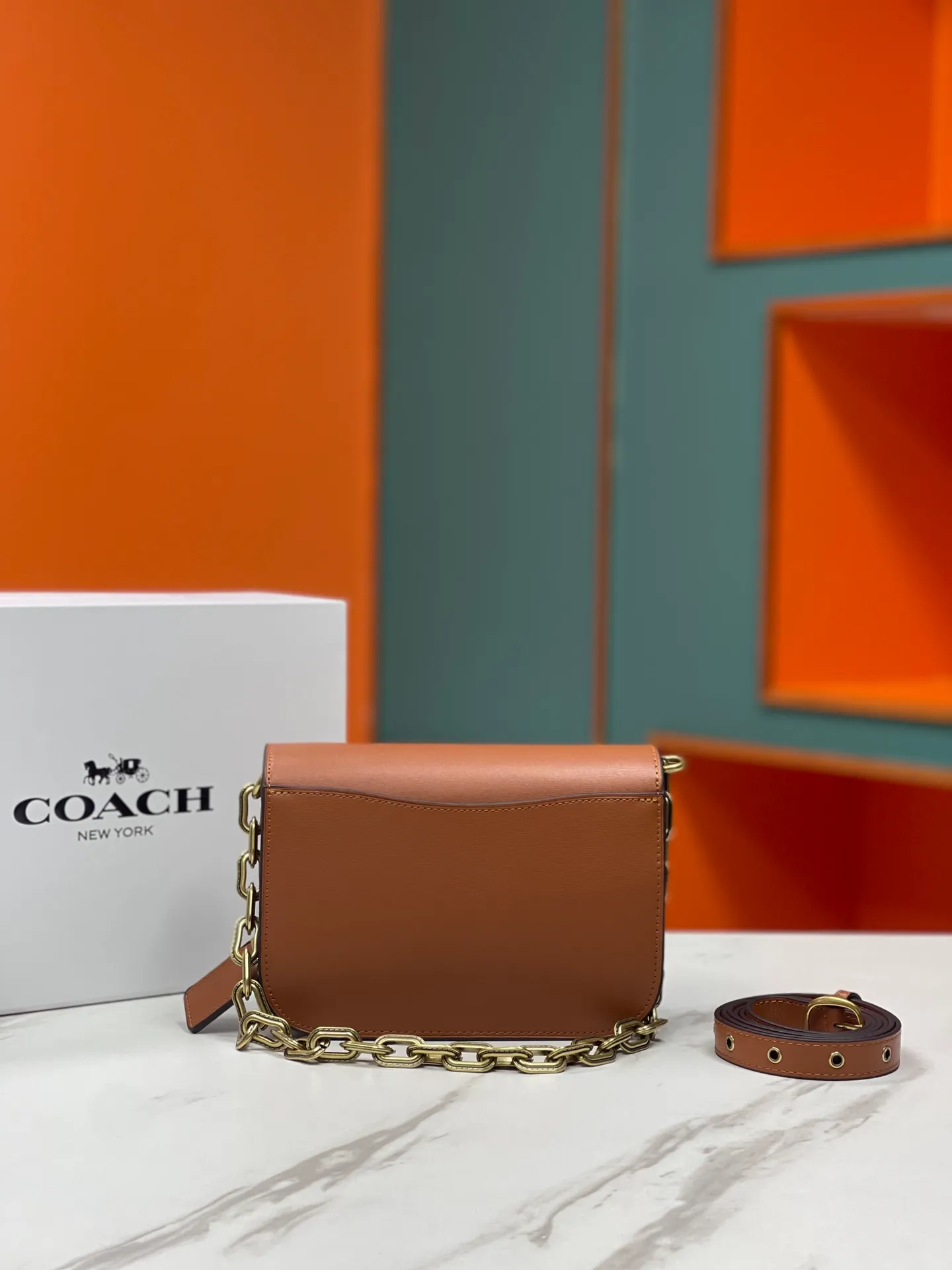 Top original order p500💰💃Coach’s latest crossbody bag💐 model CM587. The shoulder strap design has a full score of 100. The leather detachable shoulder strap is also equipped with a retro old chain + leather shoulder strap. The big brand logo C is particularly obvious. The accordion-style compartment is lined with three large compartments of Napa sheepskin and a zipper compartment. The texture is very good! #coach新的 #chain包 Size 21CM