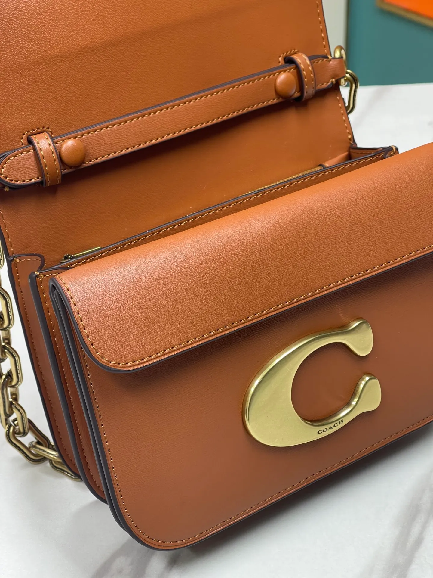 Top original order p500💰💃Coach’s latest crossbody bag💐 model CM587. The shoulder strap design has a full score of 100. The leather detachable shoulder strap is also equipped with a retro old chain + leather shoulder strap. The big brand logo C is particularly obvious. The accordion-style compartment is lined with three large compartments of Napa sheepskin and a zipper compartment. The texture is very good! #coach新的 #chain包 Size 21CM