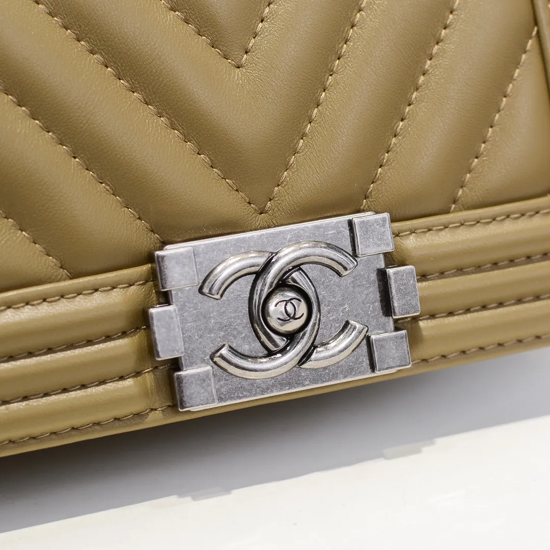 💰400￥ (Full sheepskin with original hardware) [Smile] Chanel Chanel 👑 Lambskin [Lightning] Thickened electroplated hardware accessories 🌈 The workmanship is comparable to the original order 💪 The bottom can be pinched and rebounded without trace, absolutely spot-on and real-life, fashionable and durable 💪💪 High-end quality, no pressure in and out of the drill cabinet 💏, size 20*12*7cm, style number 67085