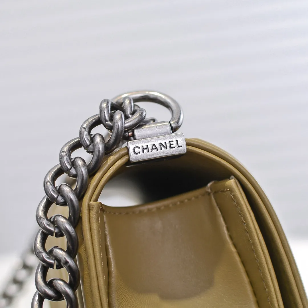 💰400￥ (Full sheepskin with original hardware) [Smile] Chanel Chanel 👑 Lambskin [Lightning] Thickened electroplated hardware accessories 🌈 The workmanship is comparable to the original order 💪 The bottom can be pinched and rebounded without trace, absolutely spot-on and real-life, fashionable and durable 💪💪 High-end quality, no pressure in and out of the drill cabinet 💏, size 20*12*7cm, style number 67085