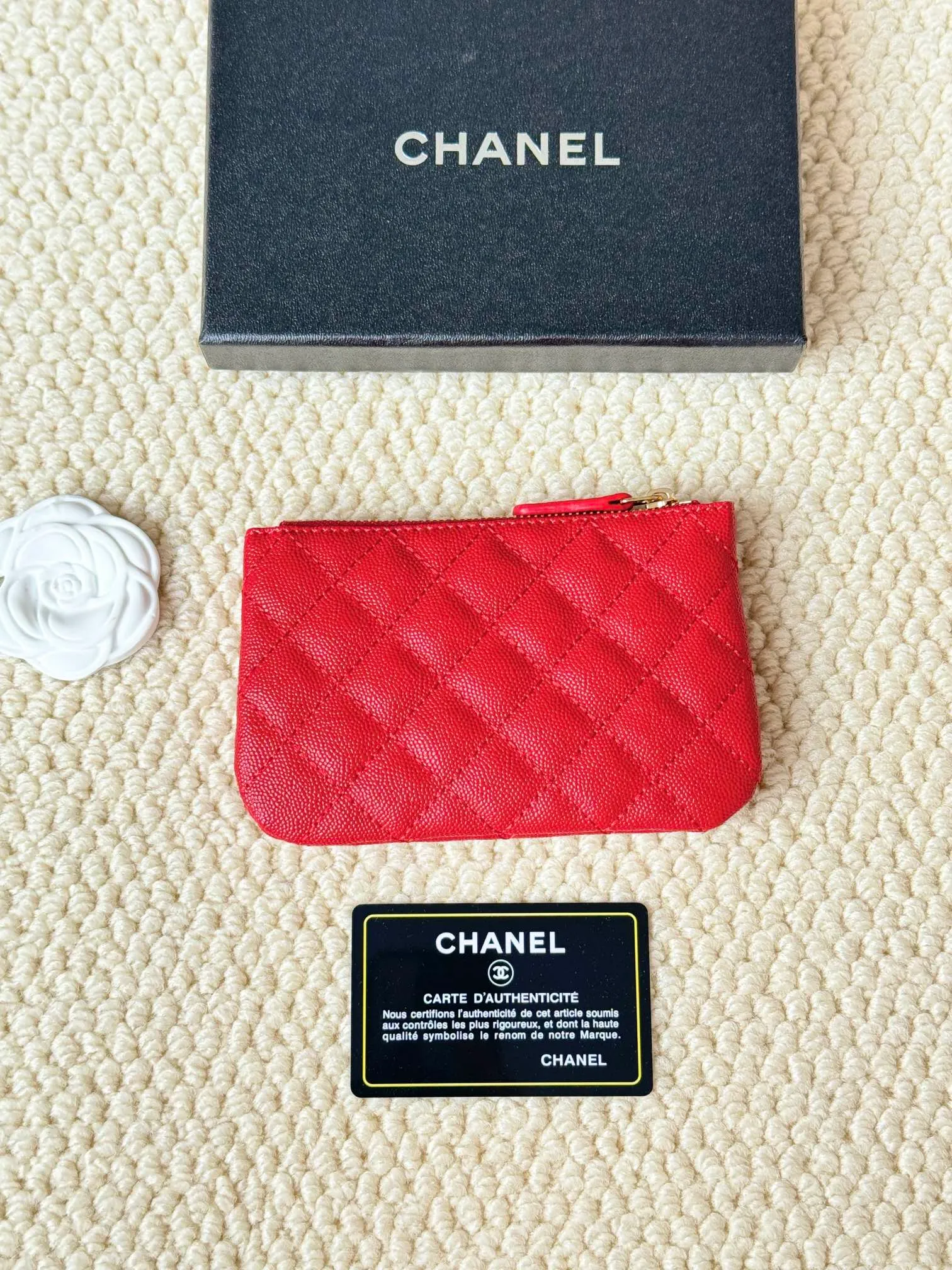 💰130 CHANEL Classic Caviar has a fresh design, with an exquisite replica flavor, very beautiful, the latest in 2023 from the official website🆕Card holder Caviar medium ball grain cowhide is scratch-resistant and has a super glossy feel. It is troublesome to carry a bag that is too big in summer. It is suitable for putting in a mini bag and convenient for carrying in your pocket😍 The bag has a zipper, which is super practical. You can also put cards, change, coins, and keys inside! Style number: 82365 Size: 15*8.5