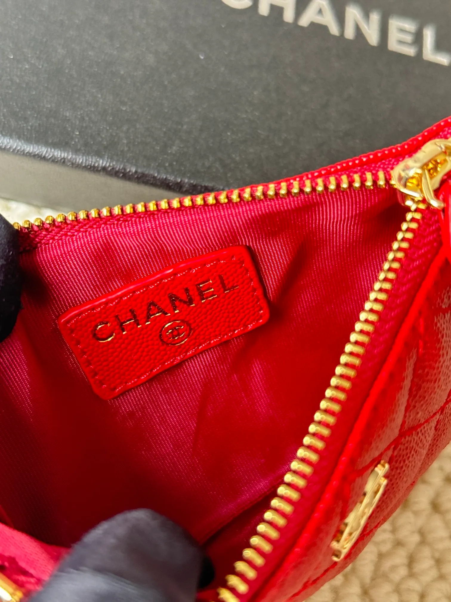 💰130 CHANEL Classic Caviar has a fresh design, with an exquisite replica flavor, very beautiful, the latest in 2023 from the official website🆕Card holder Caviar medium ball grain cowhide is scratch-resistant and has a super glossy feel. It is troublesome to carry a bag that is too big in summer. It is suitable for putting in a mini bag and convenient for carrying in your pocket😍 The bag has a zipper, which is super practical. You can also put cards, change, coins, and keys inside! Style number: 82365 Size: 15*8.5